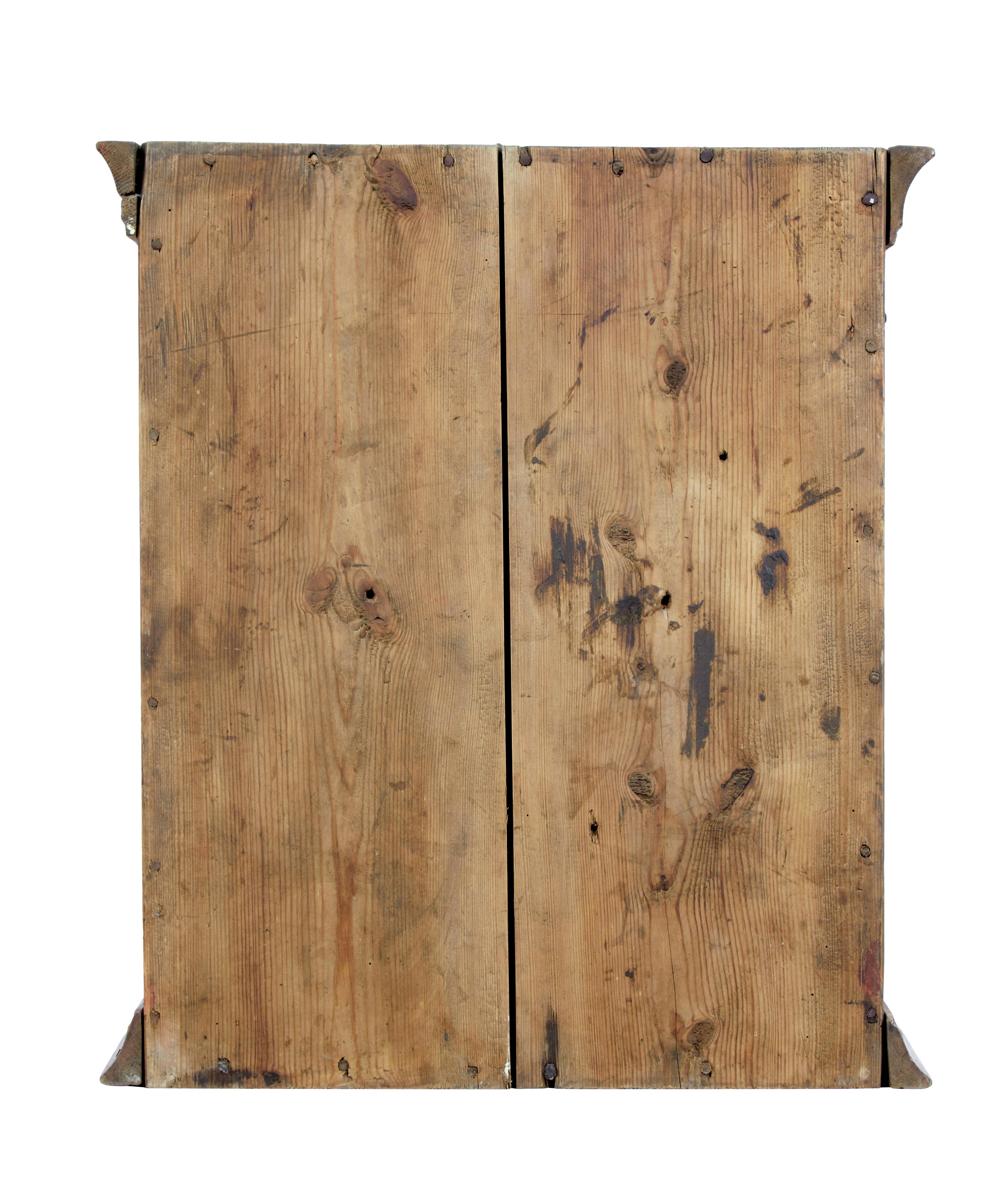 Svedese Armadio a muro svedese in pino dipinto dell'inizio del XIX secolo in vendita