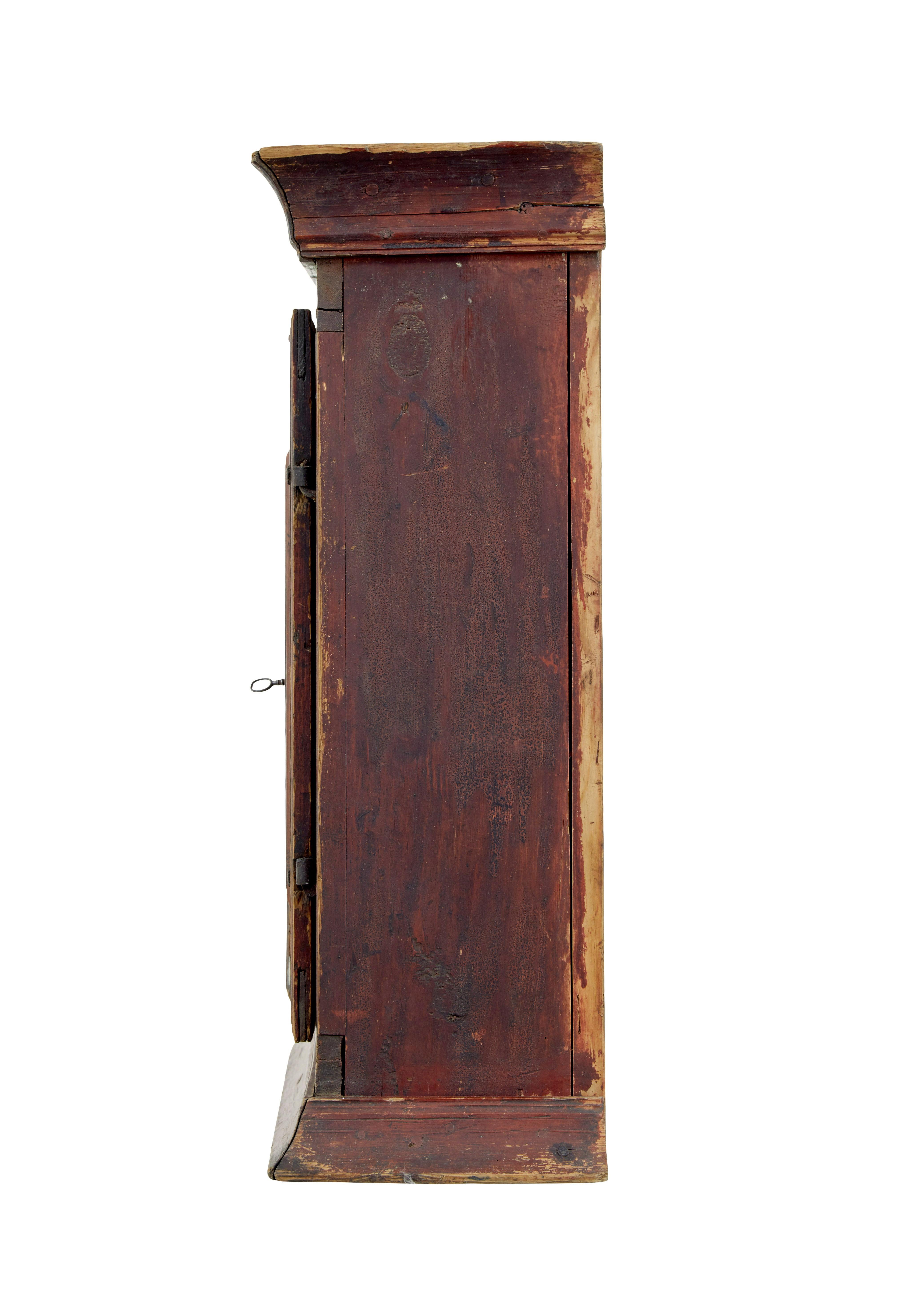 Intagliato a mano Armadio a muro svedese in pino dipinto dell'inizio del XIX secolo in vendita