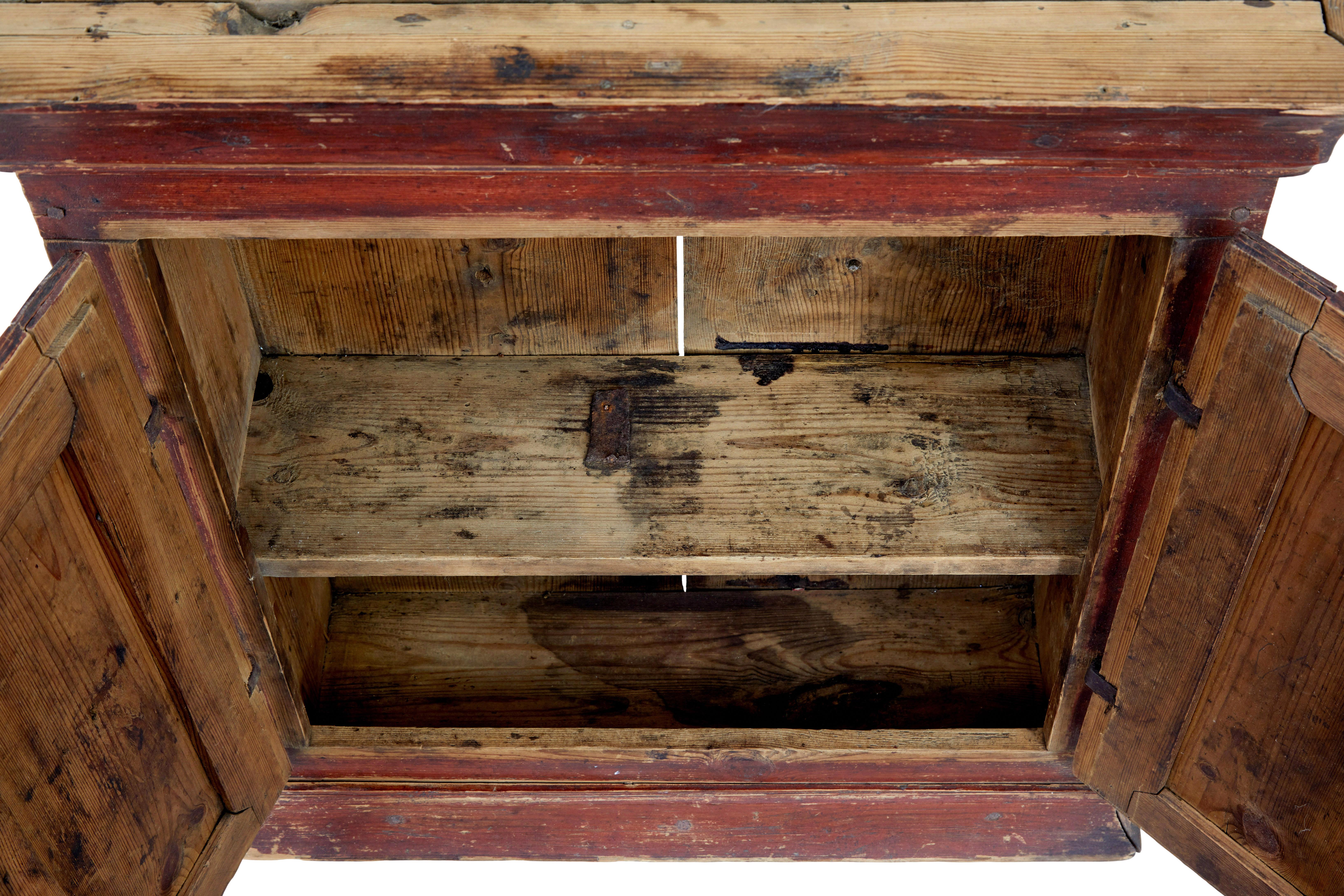 Pino Armadio a muro svedese in pino dipinto dell'inizio del XIX secolo in vendita