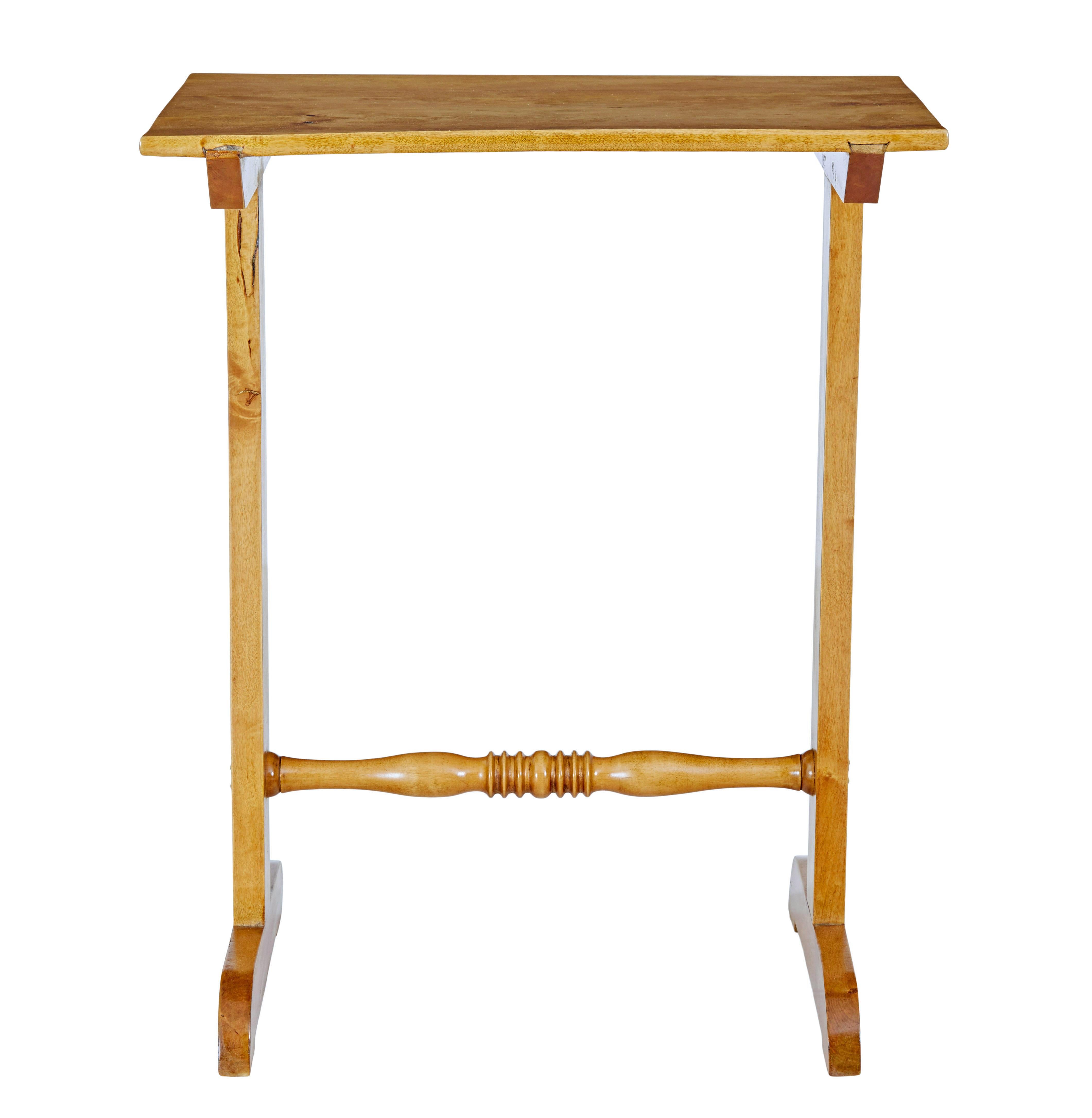 Schwedischer Beistelltisch aus Birke, Anfang des 20. Jahrhunderts, um 1900.

Ein gutes, funktionelles Möbelstück mit zahlreichen Möglichkeiten für die Wohnung.  Er kann im Wohnzimmer als Lampentisch, als Flurtisch oder im Schlafzimmer verwendet