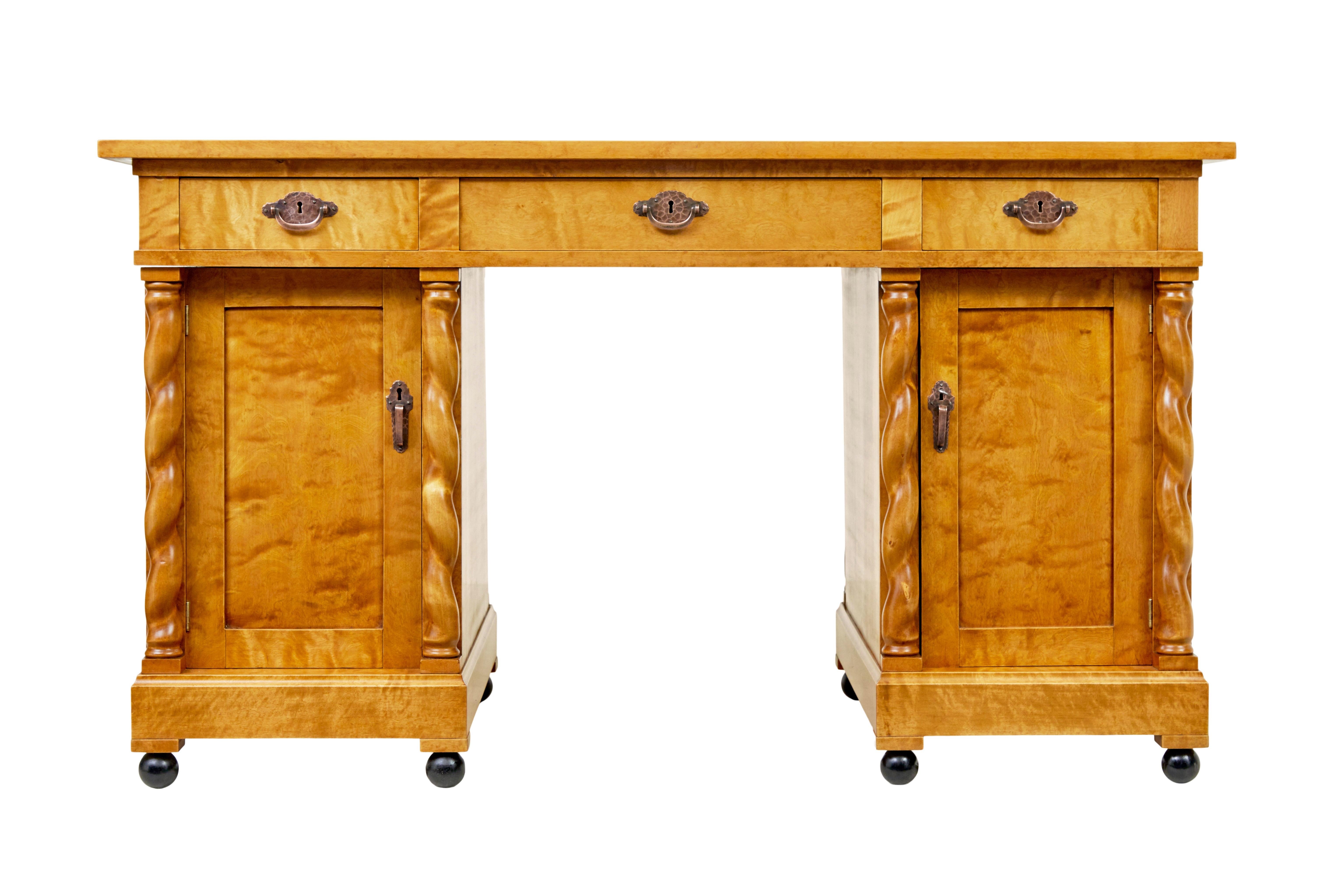 Scrivania svedese con piedistallo in betulla intagliata dei primi del Novecento, circa 1900.

Elegante scrivania scandinava con piedistallo composta da 3 sezioni. Piano di scrittura leggermente sopraelevato con 3 cassetti sottostanti, compreso il