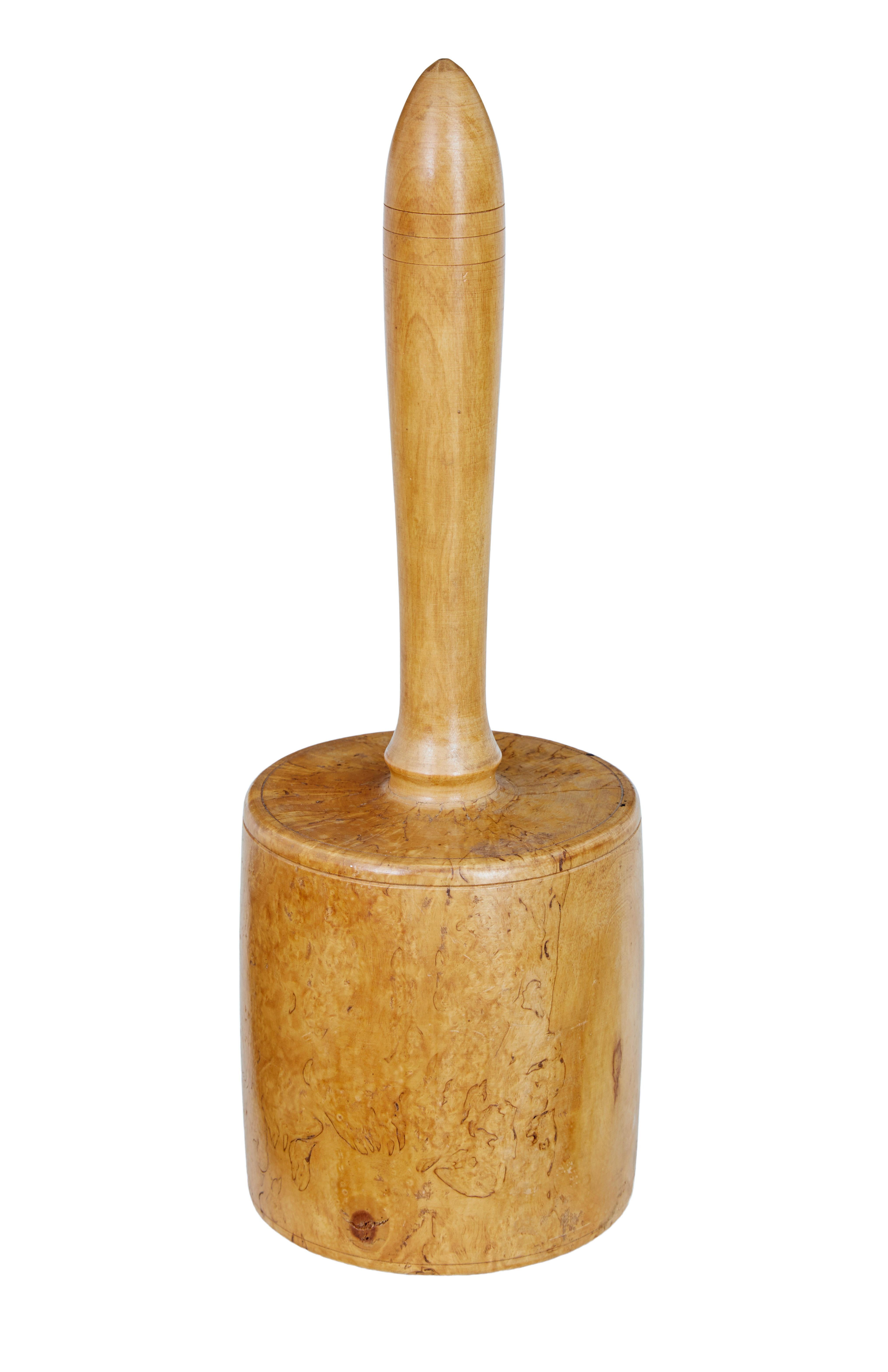 Massiver Birkenholzhammer aus dem frühen 20. Jahrhundert, um 1900.

Aus einem massiven Stück Birke gedrechselt, hat dieser Bildhauerhammer kaum Gebrauchsspuren.  1 Stück, Griff mit fein gedrehten Details.

Ideal zur Dekoration auf dem Schreibtisch