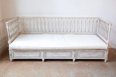 Sofá pintado sueco de la época del renacimiento egipcio de 1790 con cabezas faraónicas talladas