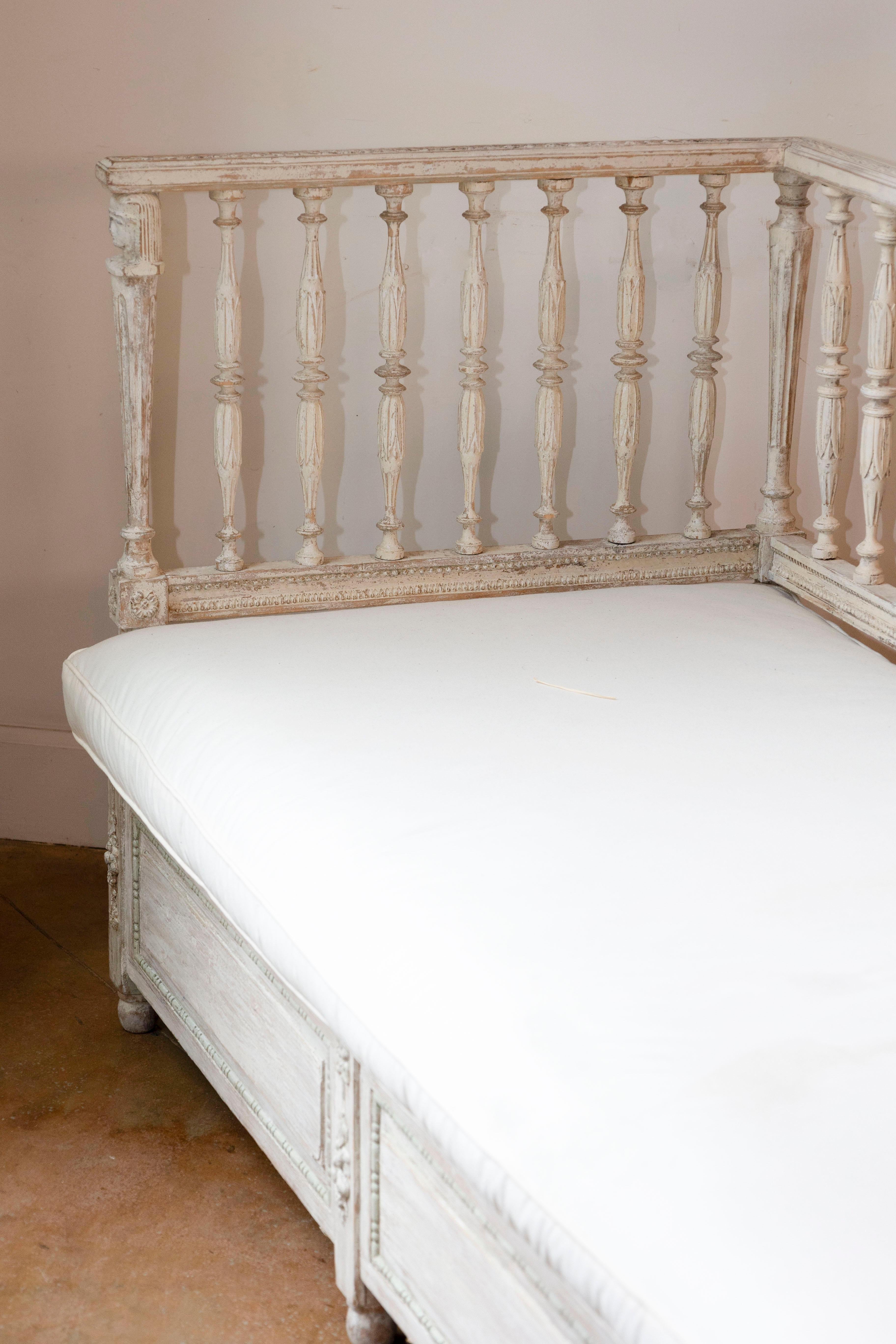 Sofá pintado sueco de la época del renacimiento egipcio de 1790 con cabezas faraónicas talladas en Bueno estado para la venta en Atlanta, GA