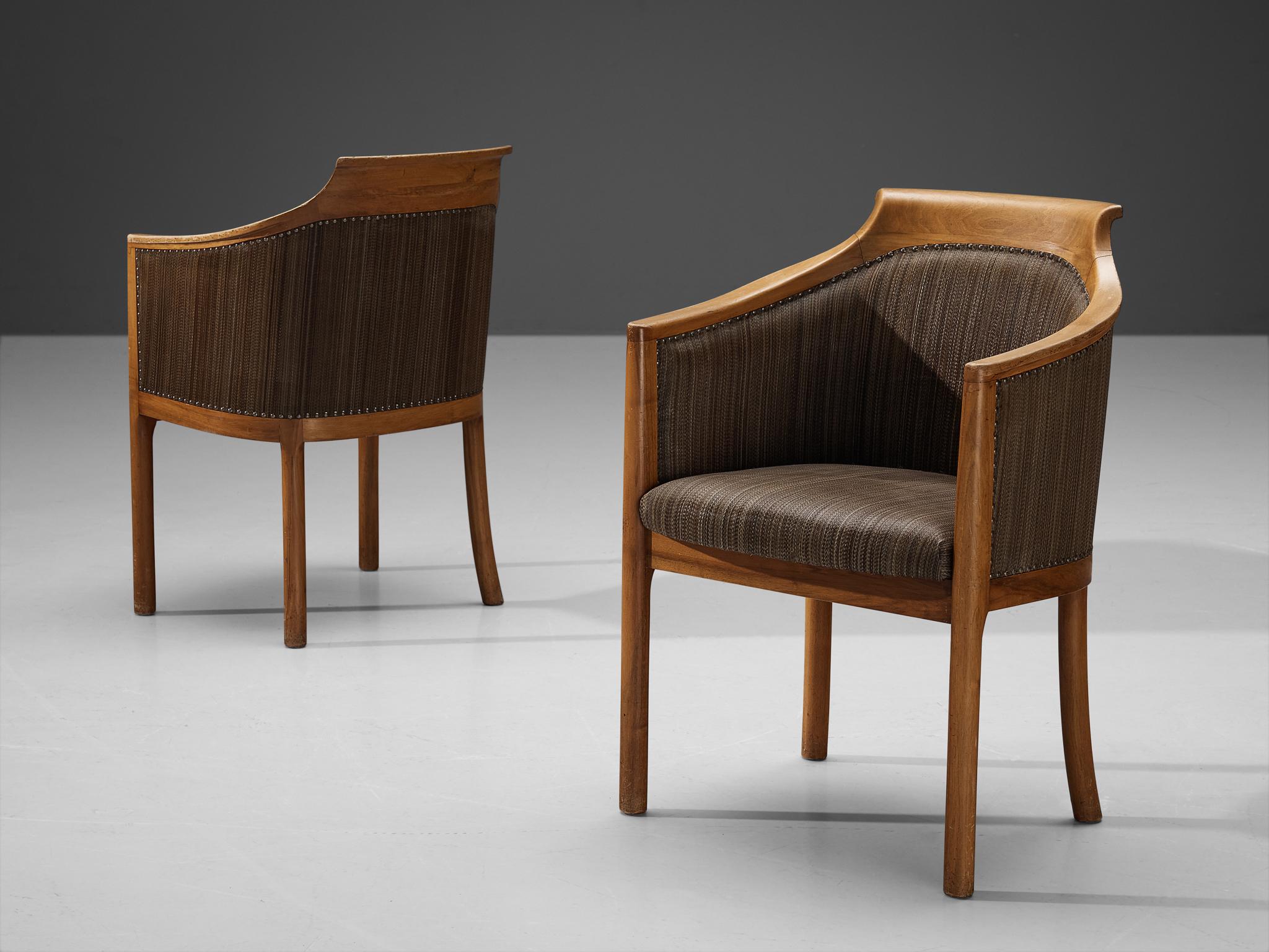 Andrées Fabriksaktiebolag Ruda, dining chairs, walnut, horsehair upholstery, metal, Sweden, 1960s 

This sculptural pair of armchairs of Swedish origin embody a charming appearance achieved by curved lines and shapes. The seat is currently