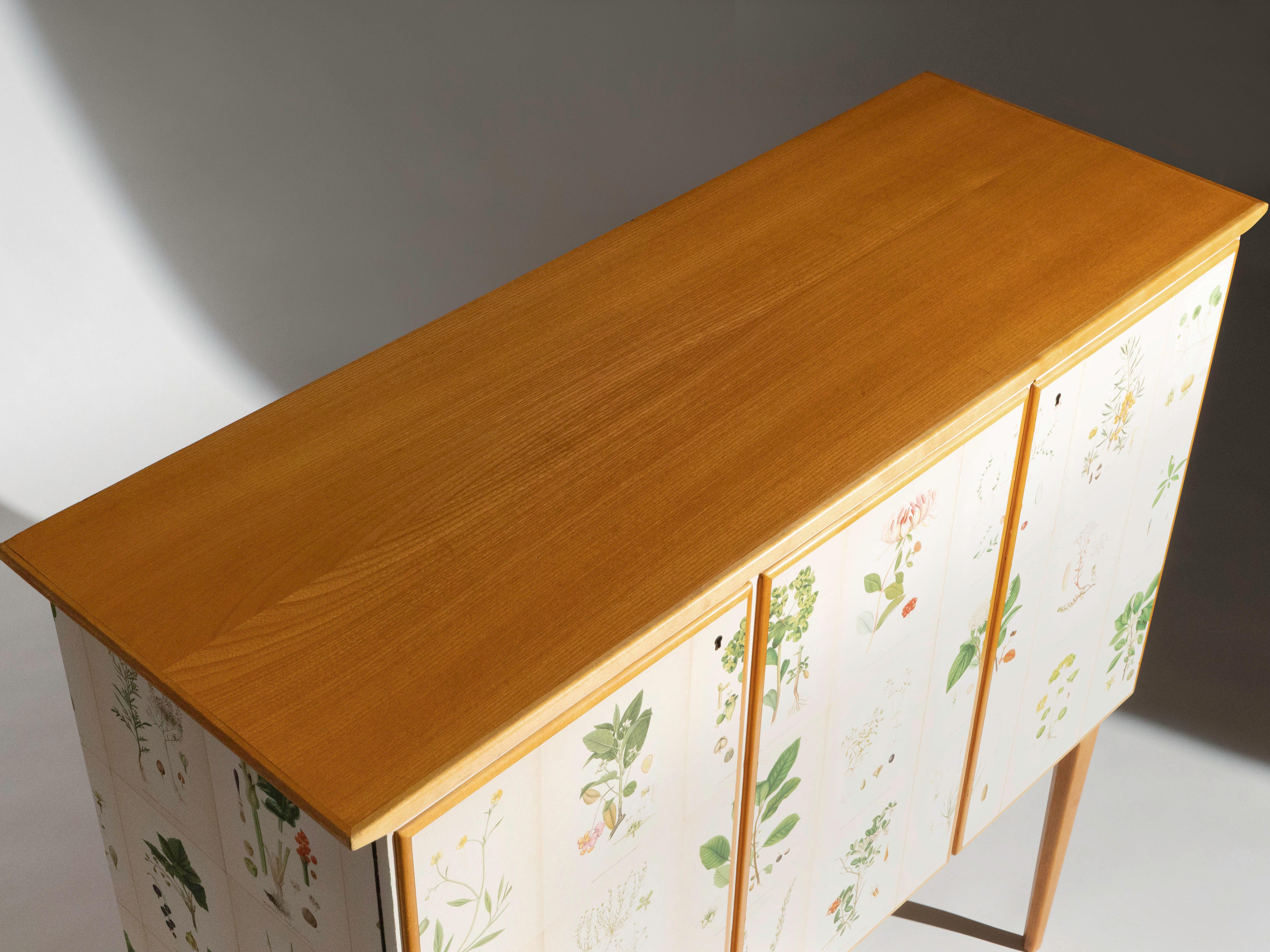 Swedish Elm Cabinet with Nordens Flora Illustrations, Josef Frank Style en venta 6