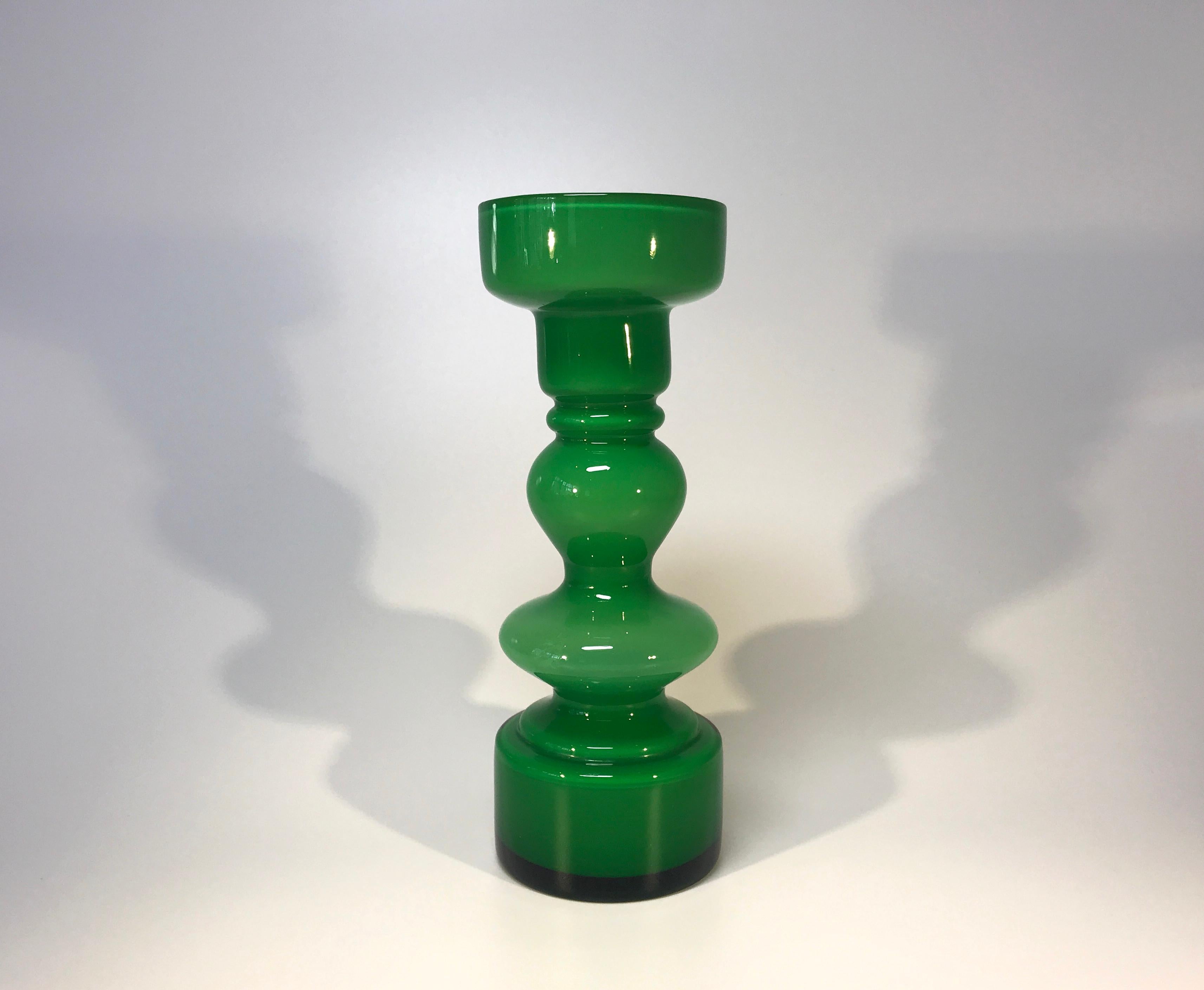 Swedish emerald green with white cased interior glass vase, attributed to Lindshammar
Classic Scandinavian hooped design - so iconic of mid-20th century style
circa 1960s-1970s
Measures: Height 7 inch, diameter 2.5 inch
In excellent condition
Wear