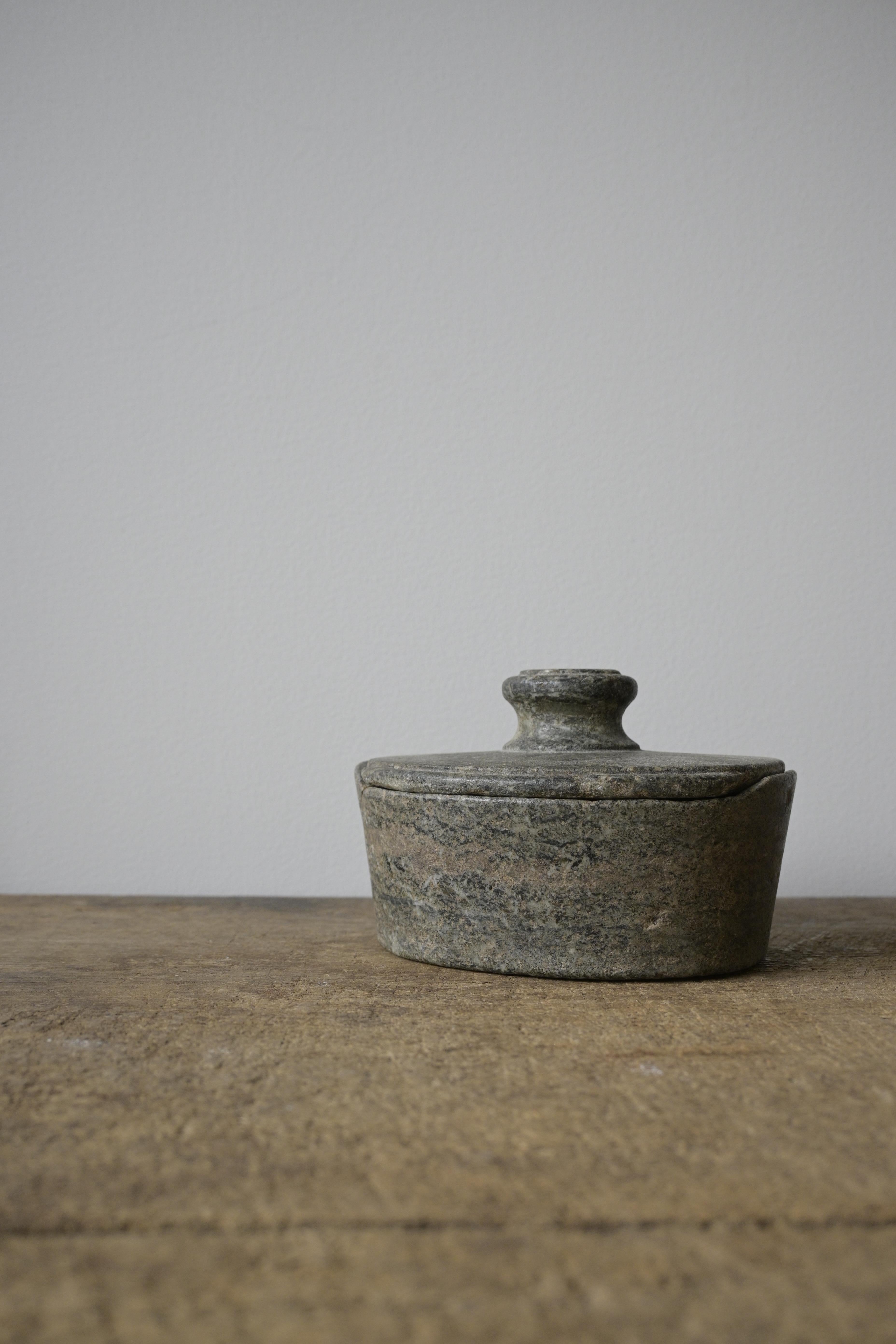 Swedish Empire Butter Box ca 1790-1830

Old repairs and signs of wear.

Made out of Swedish Kolmården marble.

Heigth: 8.5 cm/3.3 inch
Depth: 10.5 cm/4.1 inch
Width: 13 cm/5.1 inch