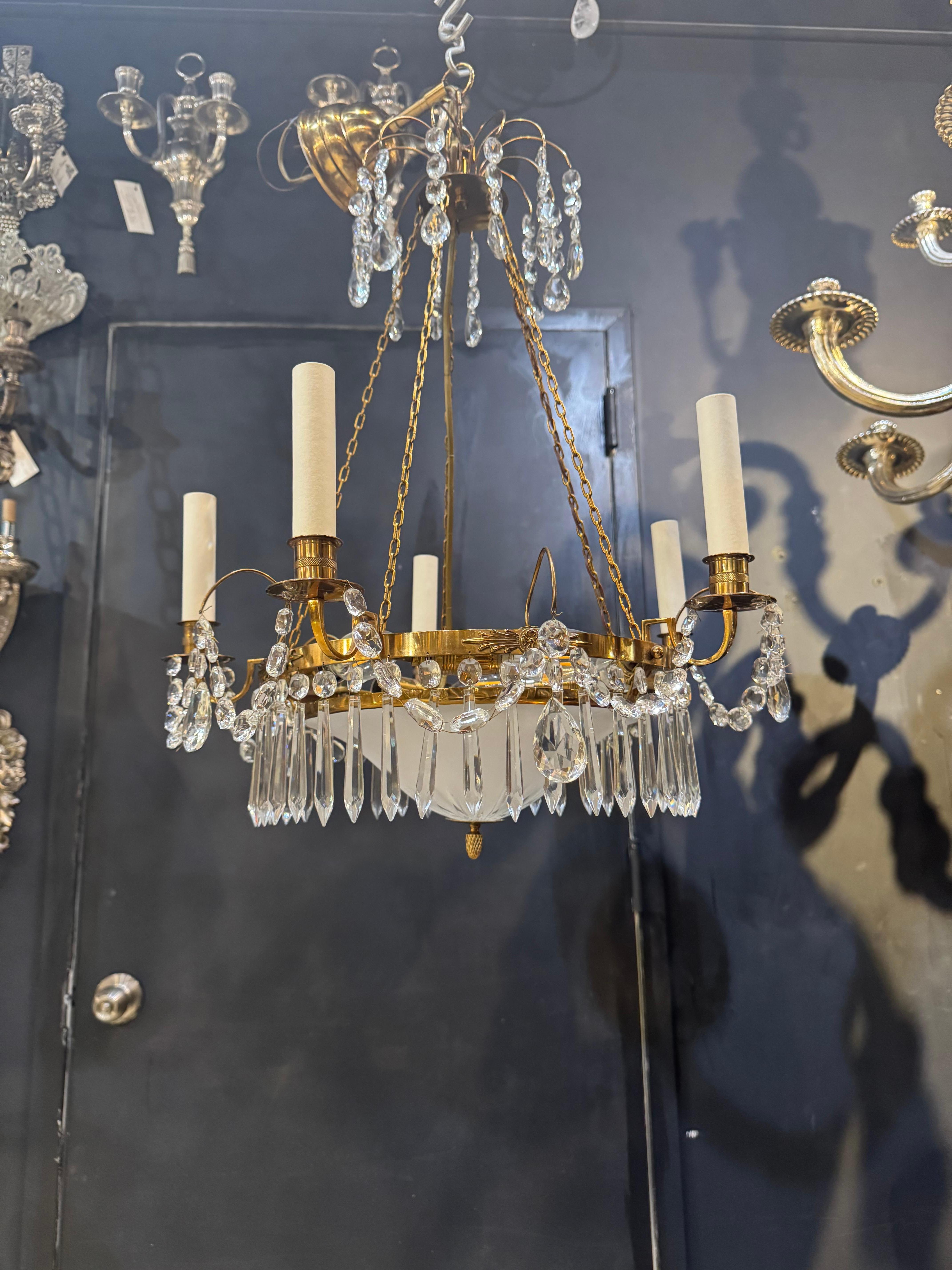  Lampadario in bronzo Impero svedese del 1930 con inserto in vetro acidato e cristalli intorno