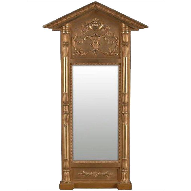 Miroir en bois doré de style Empire suédois, début du 19ème siècle en vente