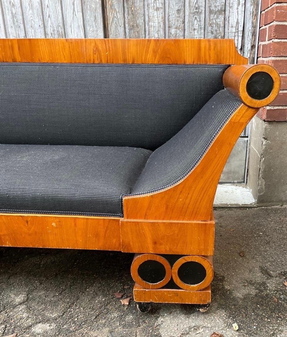 Sofa en bois de l'Empire suédois Karl Johan 19ème siècle Suède en vente 5