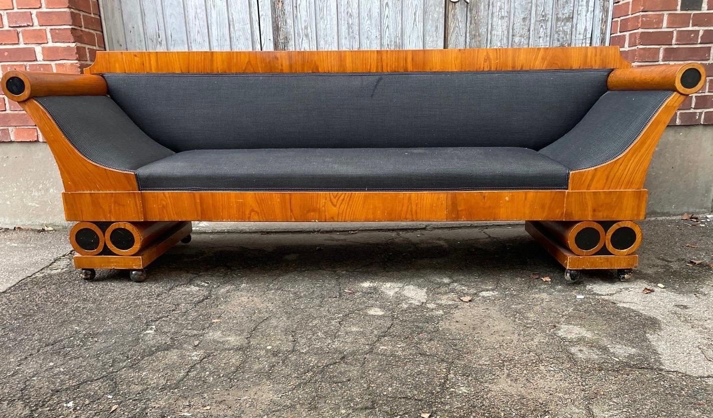 Fait main Sofa en bois de l'Empire suédois Karl Johan 19ème siècle Suède en vente