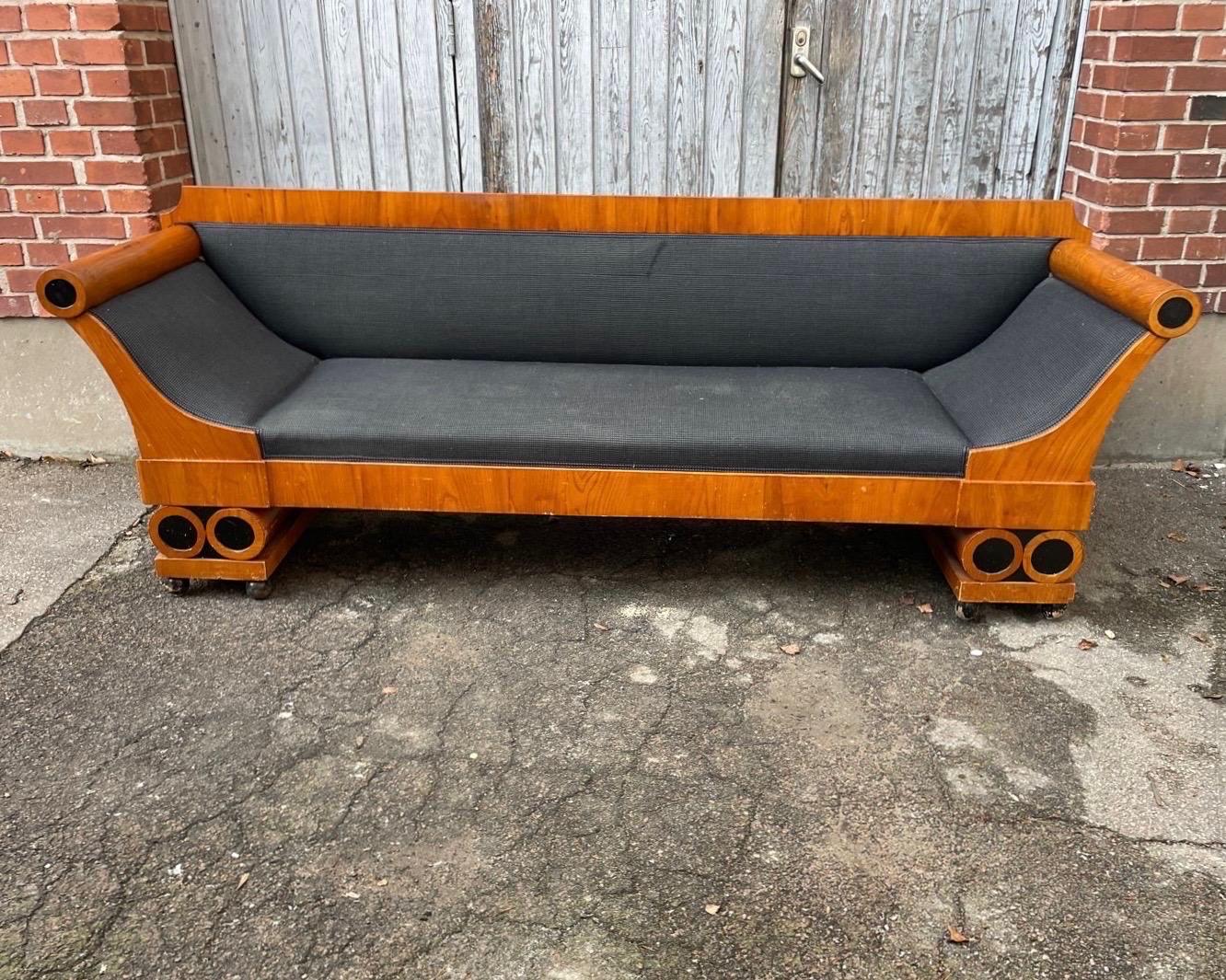 Sofa en bois de l'Empire suédois Karl Johan 19ème siècle Suède Abîmé - En vente à Haddonfield, NJ