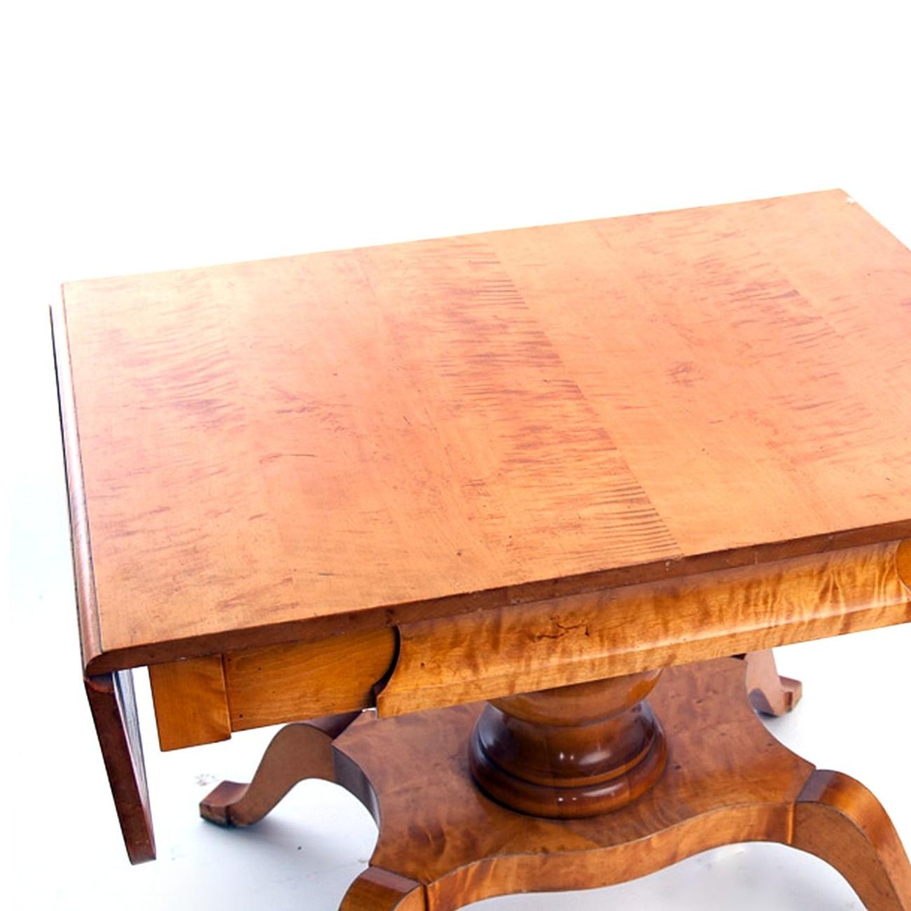 Swedish Empire Leaf Table in Birch from Early 1900s In Excellent Condition In Singapore, SG