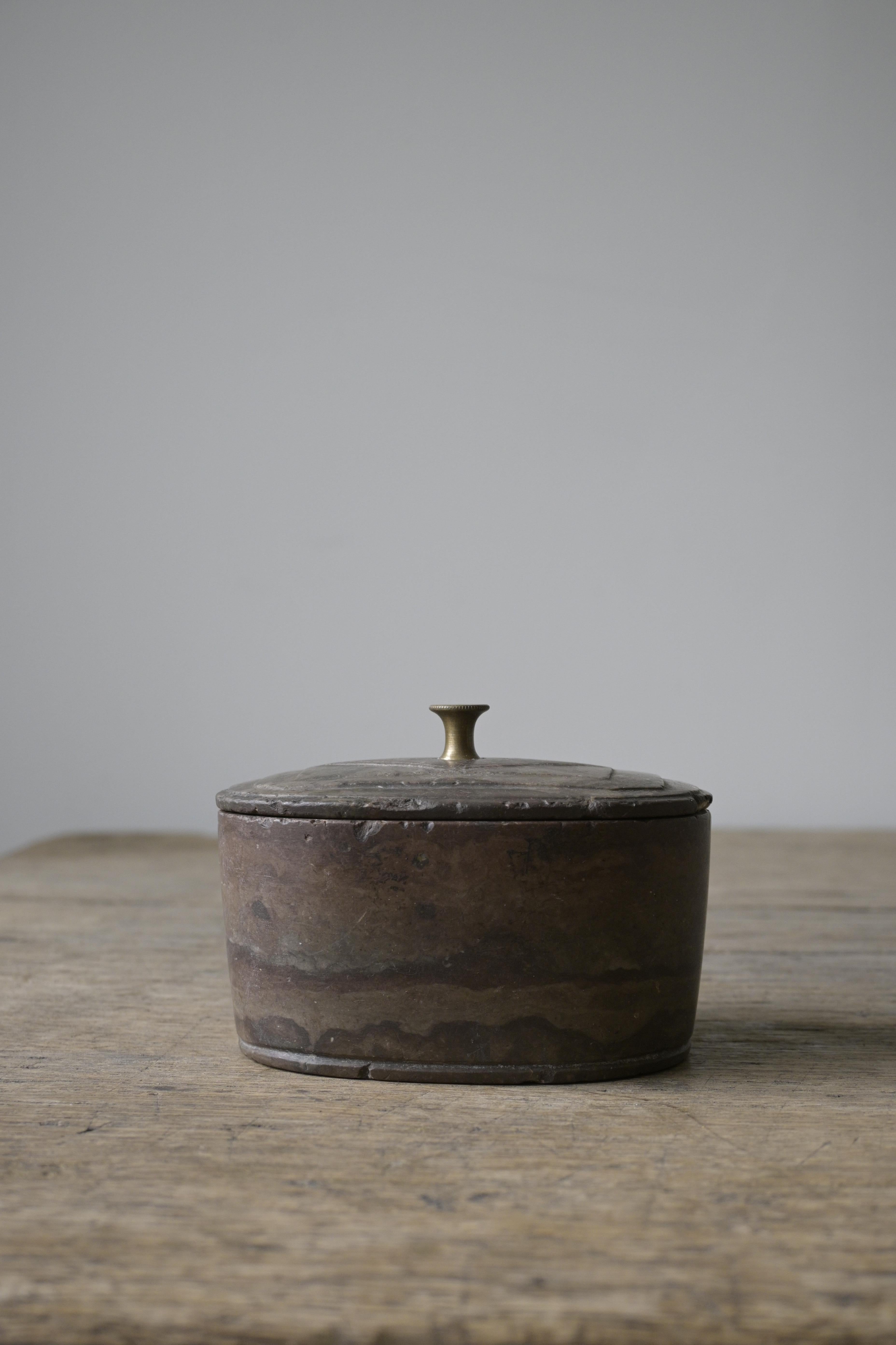 Boîte en pierre calcaire de l'Empire suédois vers 1830

Belle patine d'usage avec signes d'ancienneté et réparation ancienne.

Le bouton en laiton n'est pas d'origine.
Fabriqué en pierre calcaire suédoise.

Hauteur : 8,5 cm/3,3 pouces
Profondeur : 9