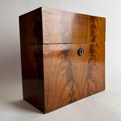 Caja decantadora de caoba del Imperio Sueco con tres botellas de cristal tallado, circa 1820S