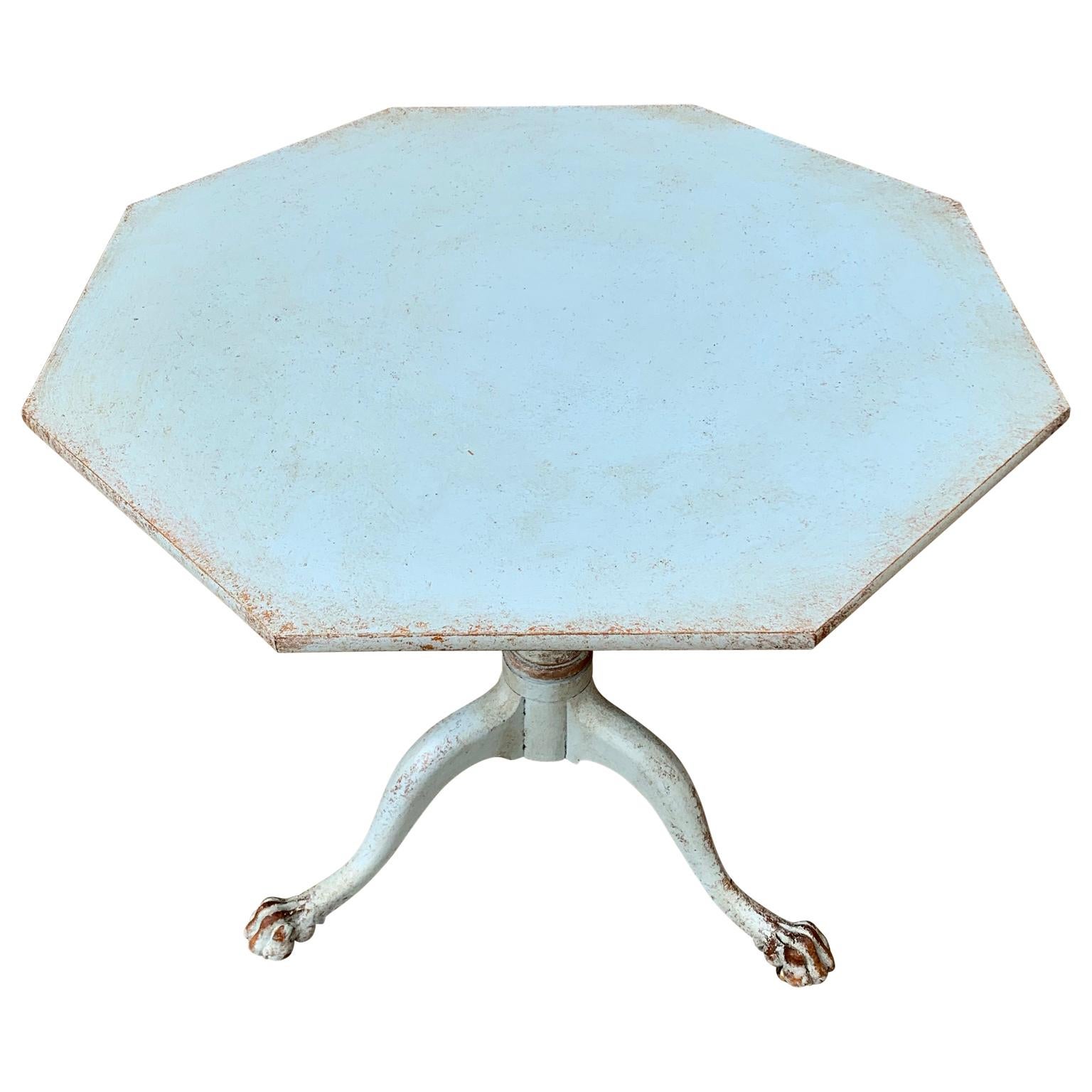 Swedish Empire octagonal blue painted tilt-top pedestal end table with claw and ball feet with rotating table top.


Please note that this table is located in Halmstad, Sweden.
 
