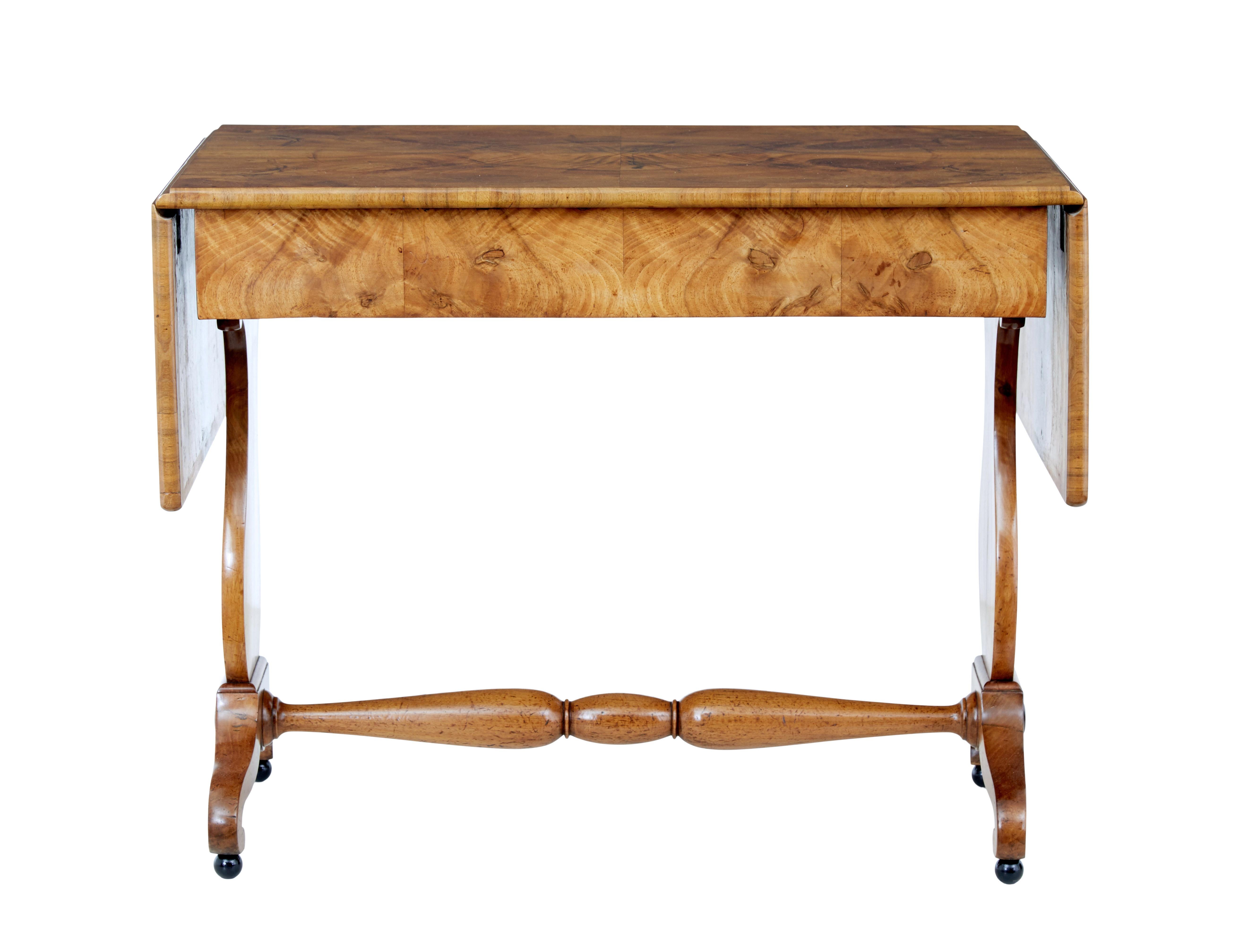 Swedish Empire Revival 1870s Birch Sofa Table with Drop Leaves and Carved Legs For Sale 1