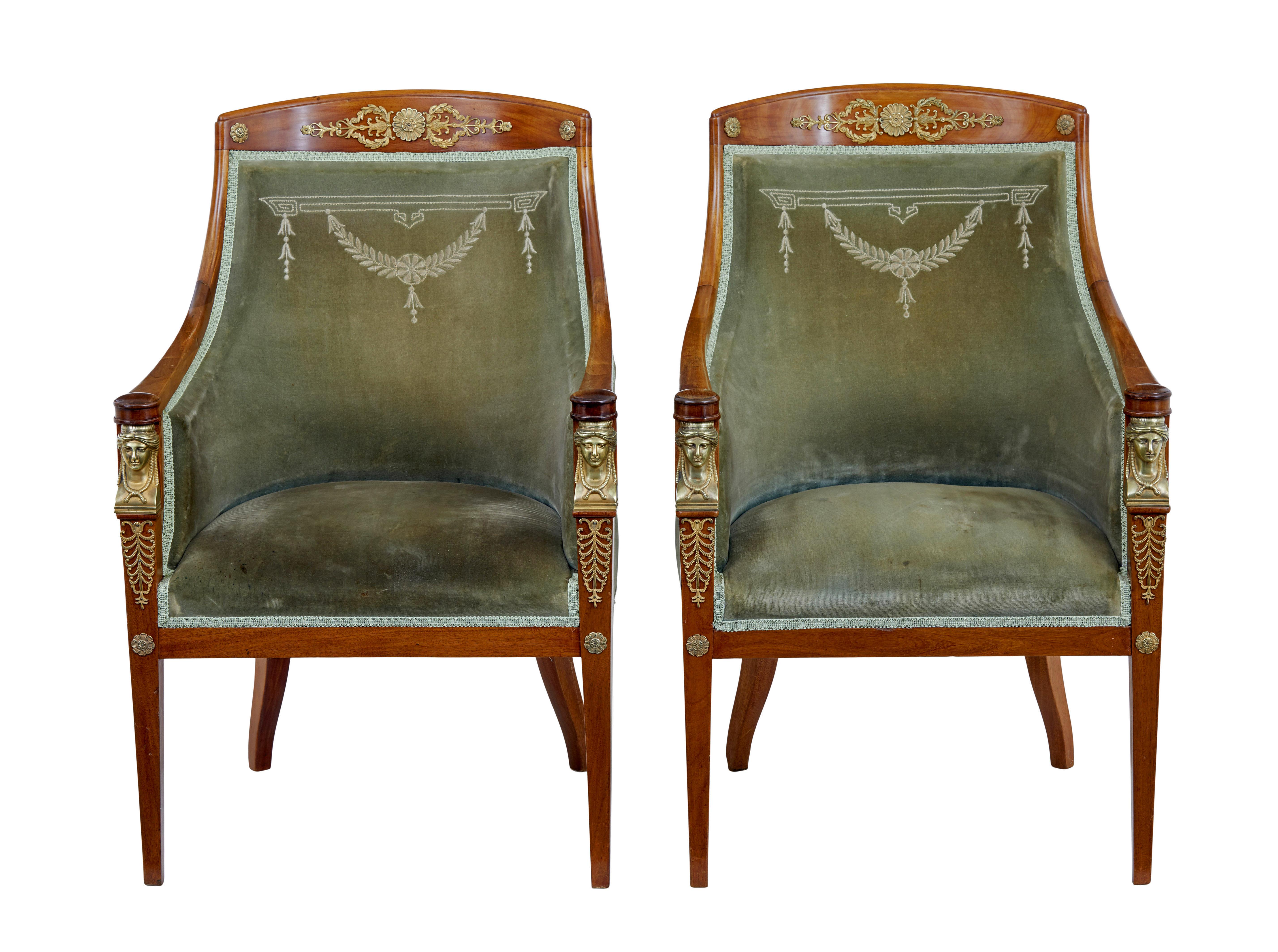Ensemble de salon 3 pièces en acajou de style empire revival suédois vers 1900.

Nous avons le plaisir de vous proposer cette suite de style empire en provenance de Suède.

L'ensemble se compose de 2 fauteuils et d'une table assortie.  Les chaises