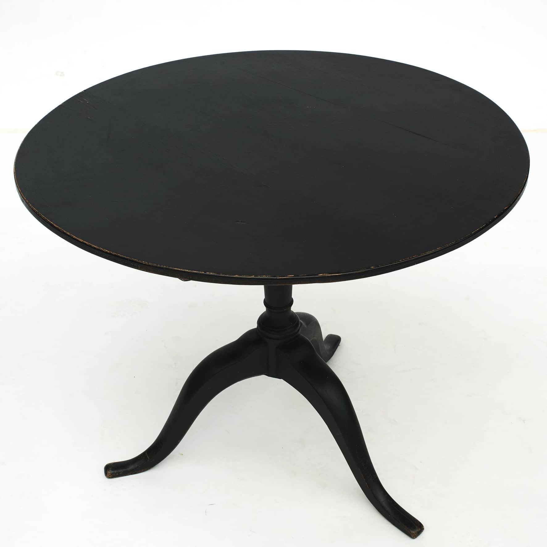 Elegant Swedish Empire tilt-top table crafted in black painted pine. Tapered and turned pedestal is supported by three legs for a tripod base, round tilting-top.
Sweden 1810-1820.