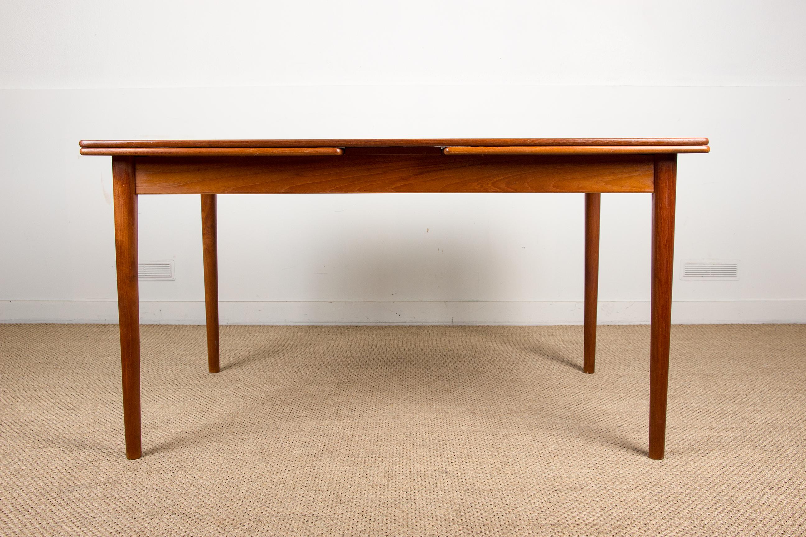 Swedish dining table from the 1960s. The 2 Italian extensions which are stored under the table on each side and can be installed in one movement can accommodate 10/12 people. Very nice workmanship. Sober and elegant design. Length: 135 cm, 192 cm