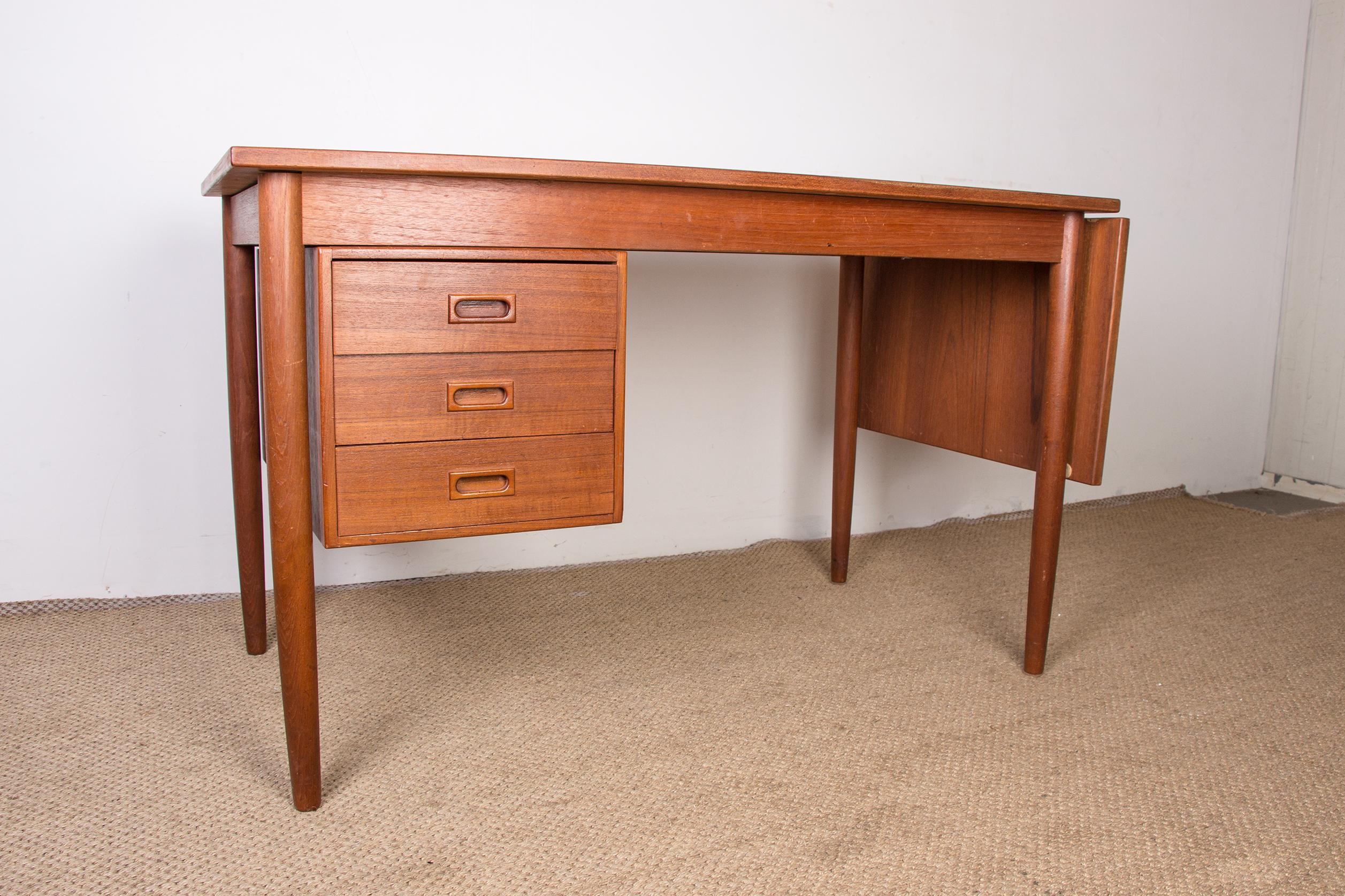 Superb little Scandinavian office. 
Box with 3 drawers which slides along the entire length to position the chair according to your choice, folding and sliding extension to have a larger surface area. 
Very elegant design, good manufacturing