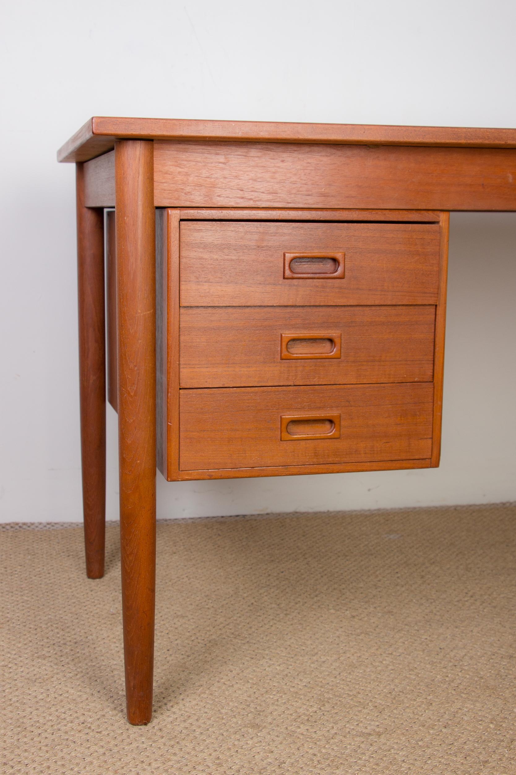 Swedish extendable teak desk, sliding unit and folding extension 1960. In Excellent Condition For Sale In JOINVILLE-LE-PONT, FR