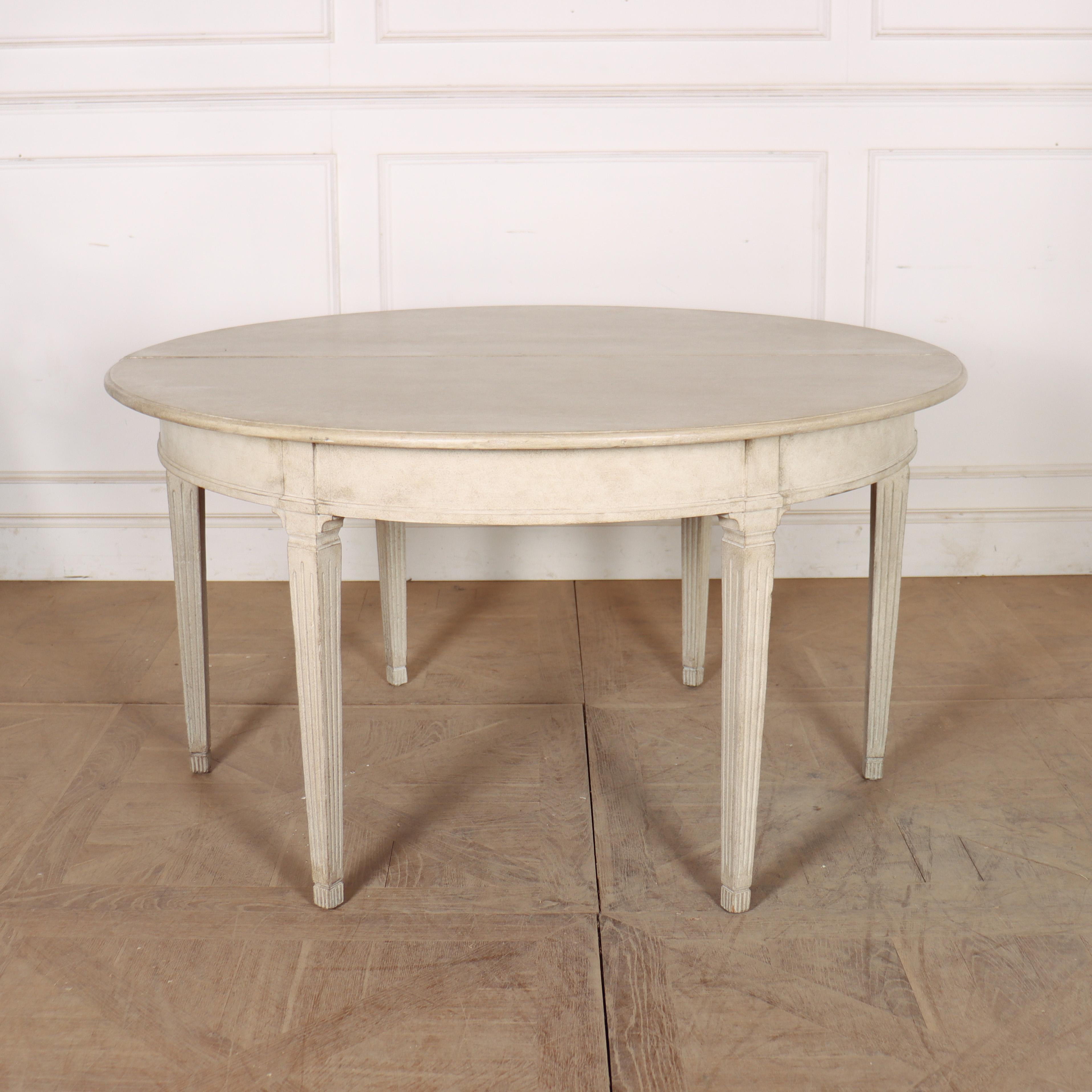 Exceptional early 20th C Swedish extending dining table standing on six straight square tapered fluted legs. The table has six leaves each measuring 25