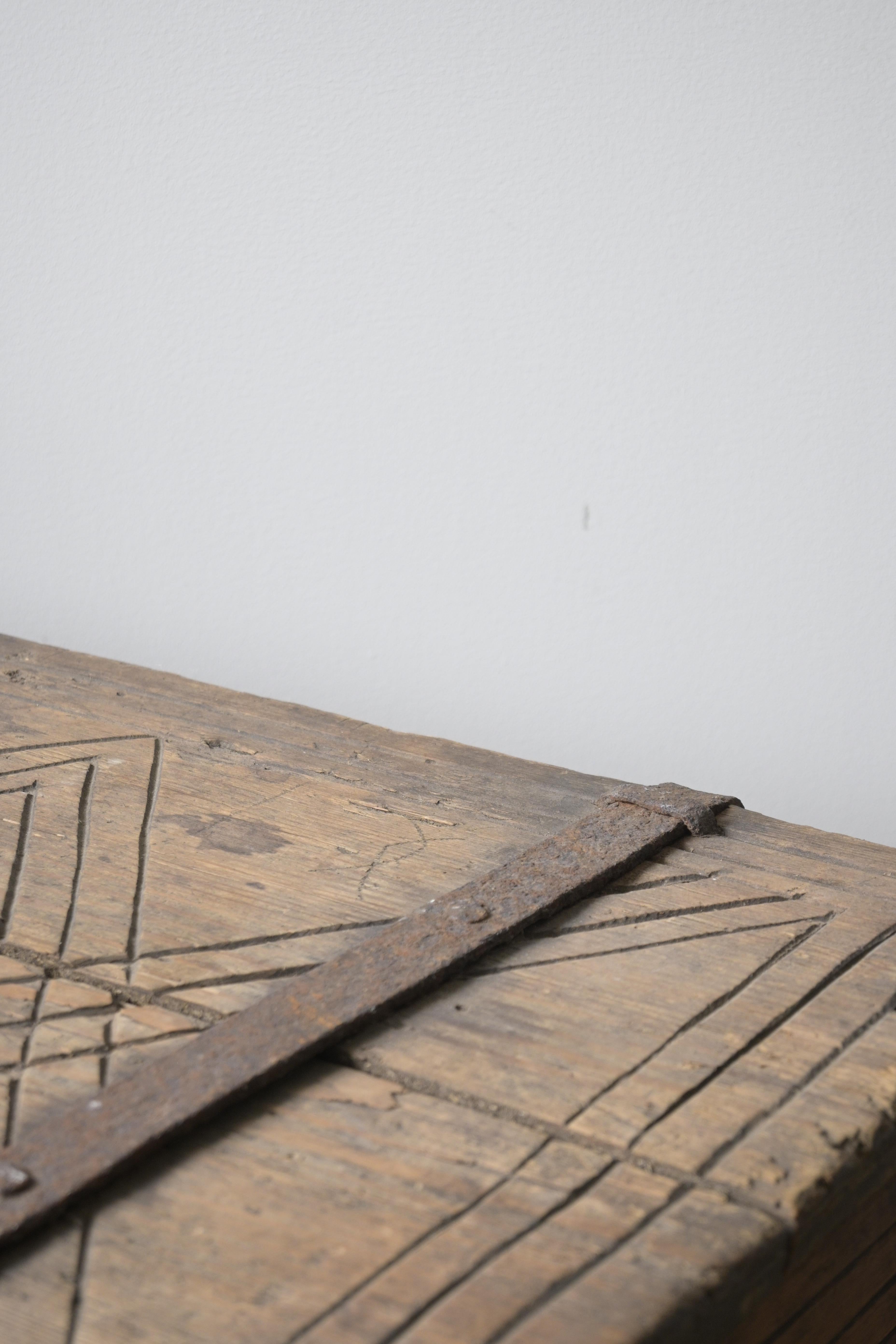 Cassapanca svedese 'Färdkista', 1700-1730 circa, proveniente da Dalarna in vendita 2