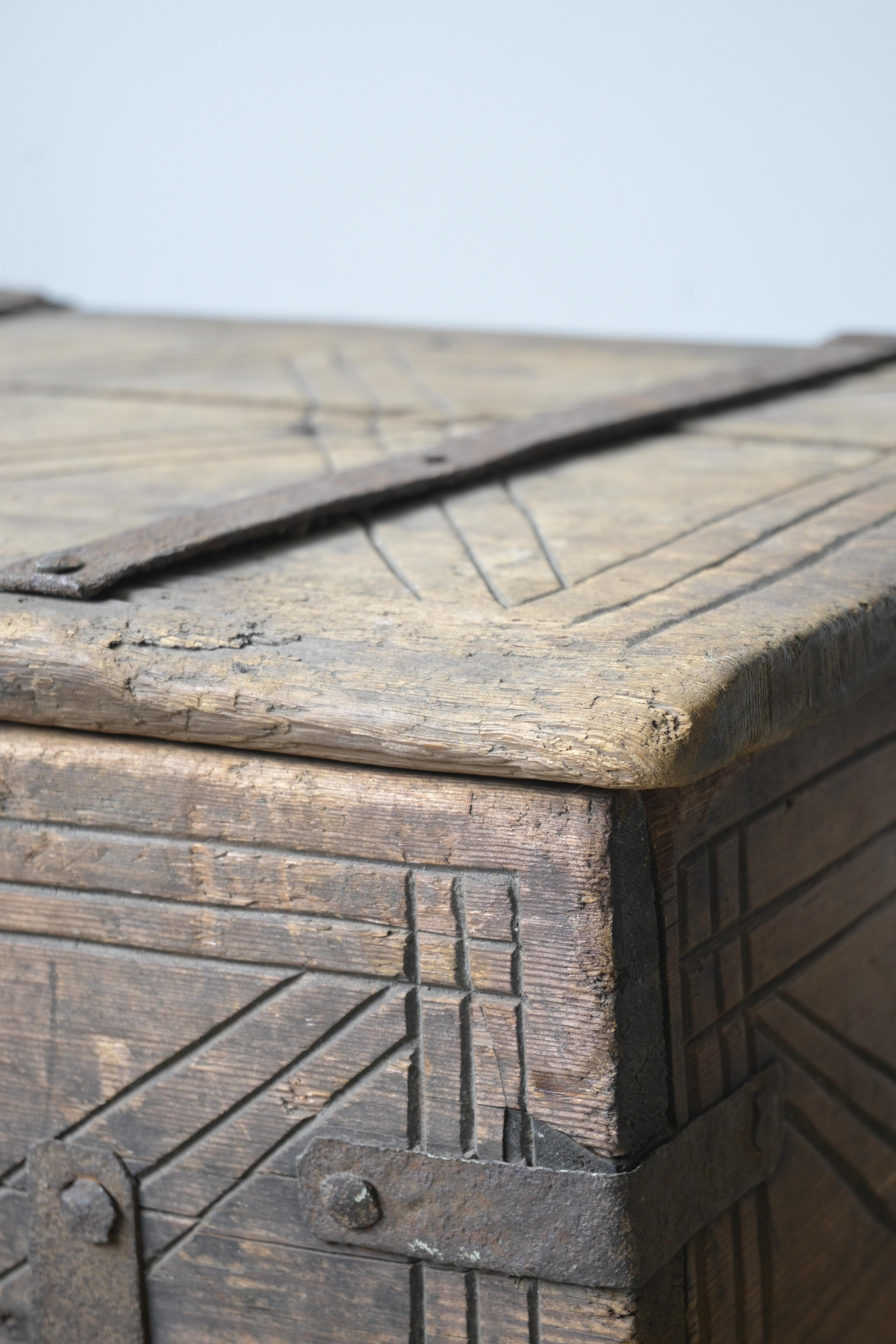 Cassapanca svedese 'Färdkista', 1700-1730 circa, proveniente da Dalarna in vendita 3