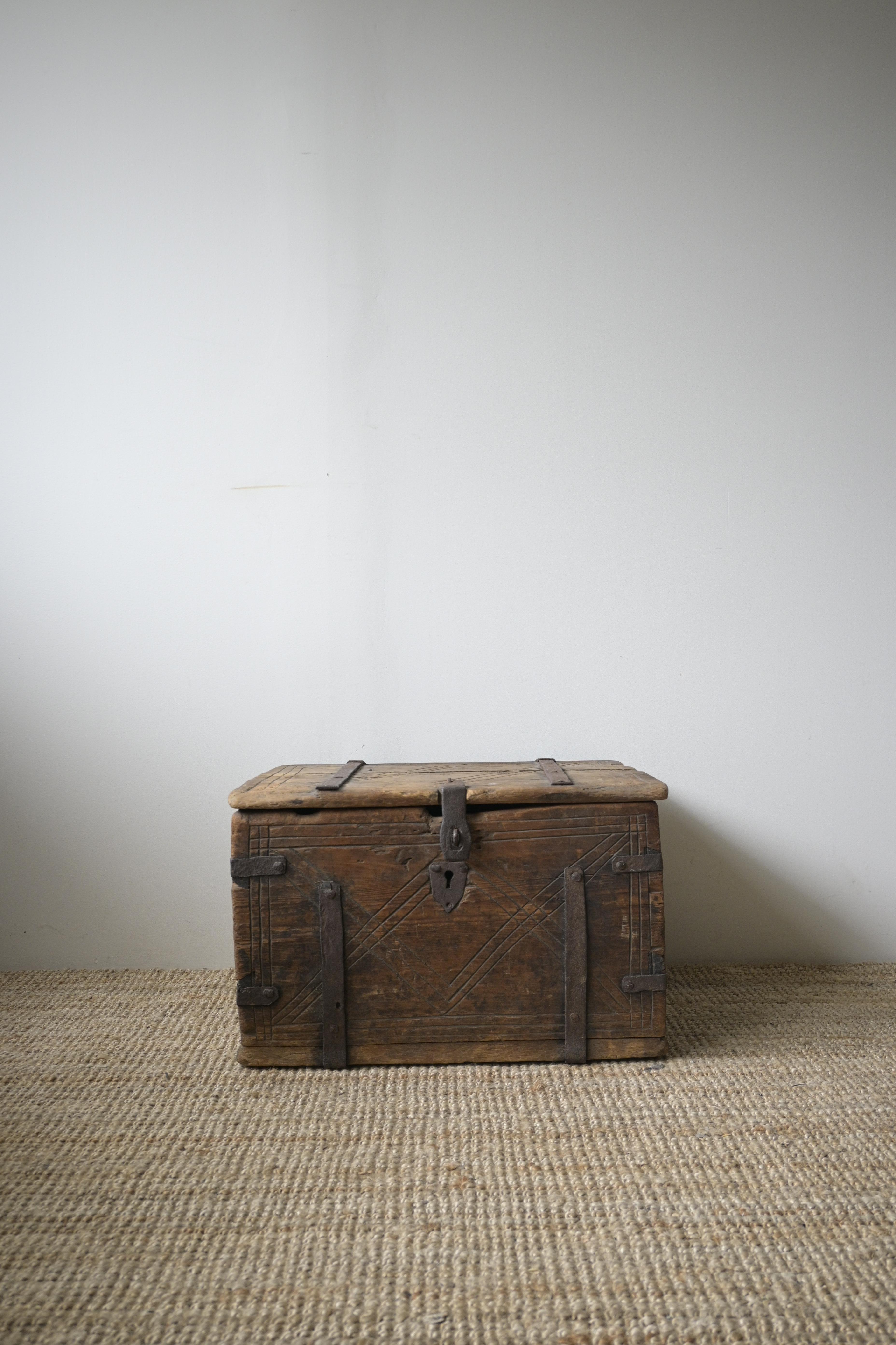 Cassapanca svedese 'Färdkista', 1700-1730 circa, proveniente da Dalarna in vendita 4