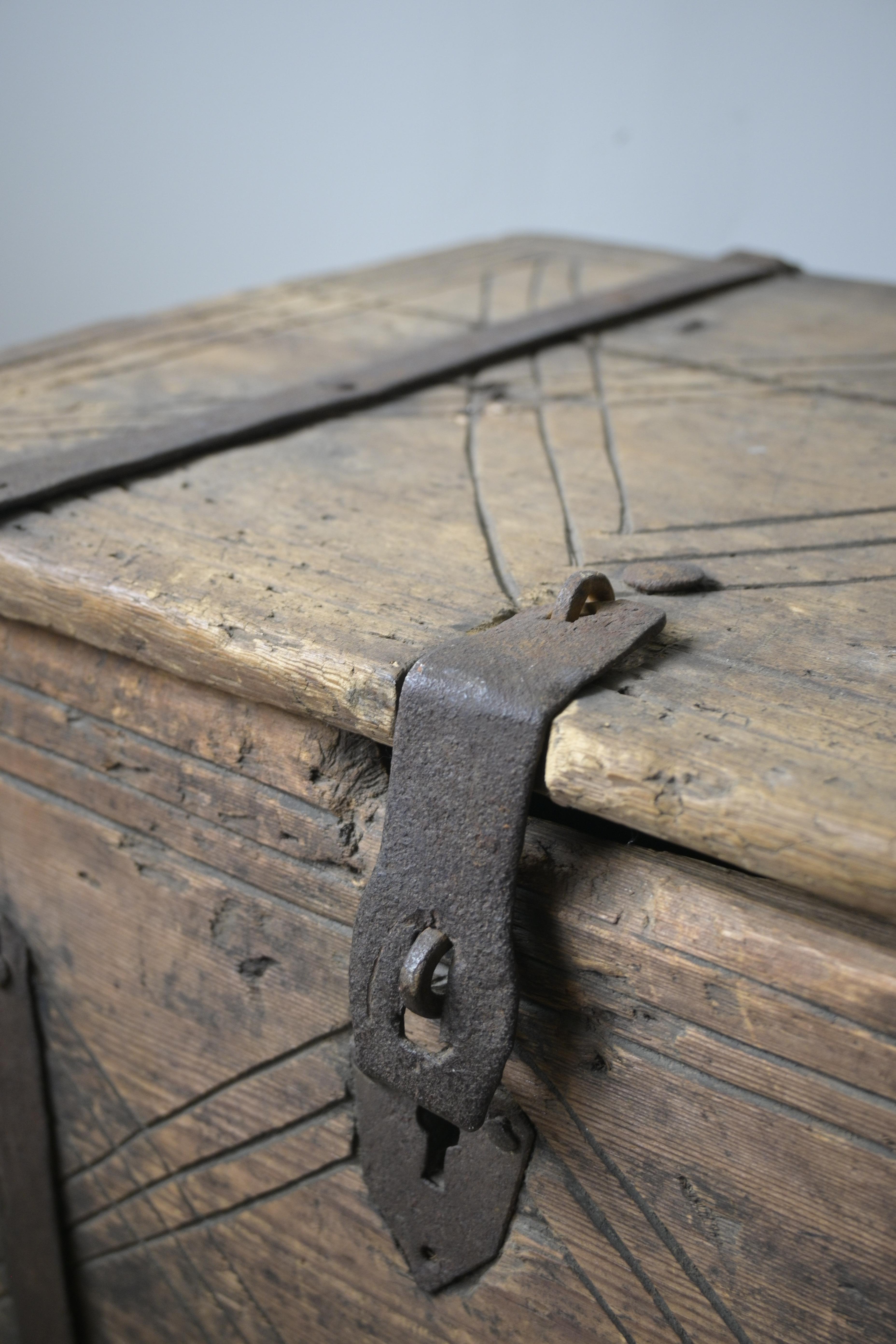 Cassapanca svedese 'Färdkista', 1700-1730 circa, proveniente da Dalarna in vendita 5