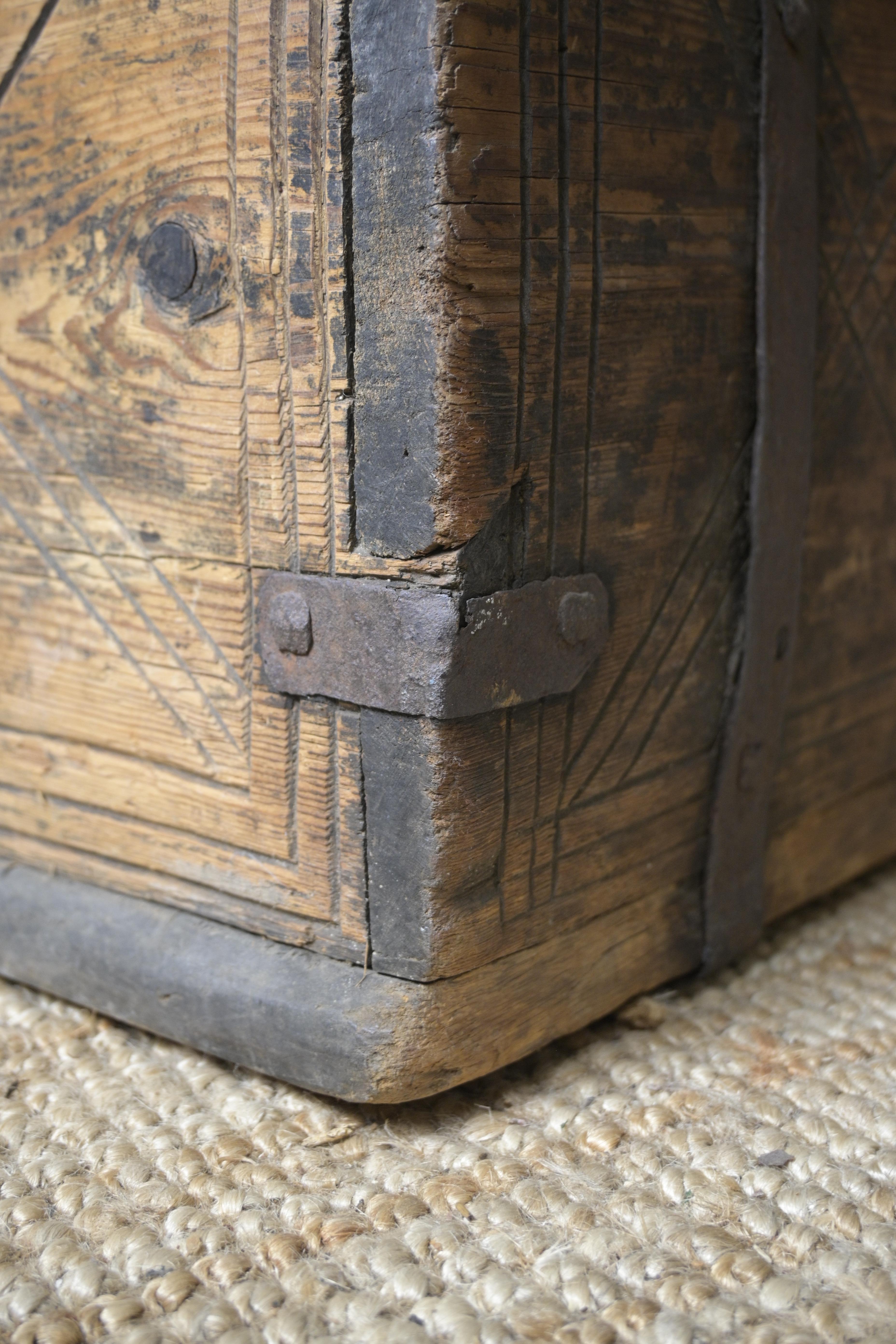 Cassapanca svedese 'Färdkista', 1700-1730 circa, proveniente da Dalarna in vendita 8