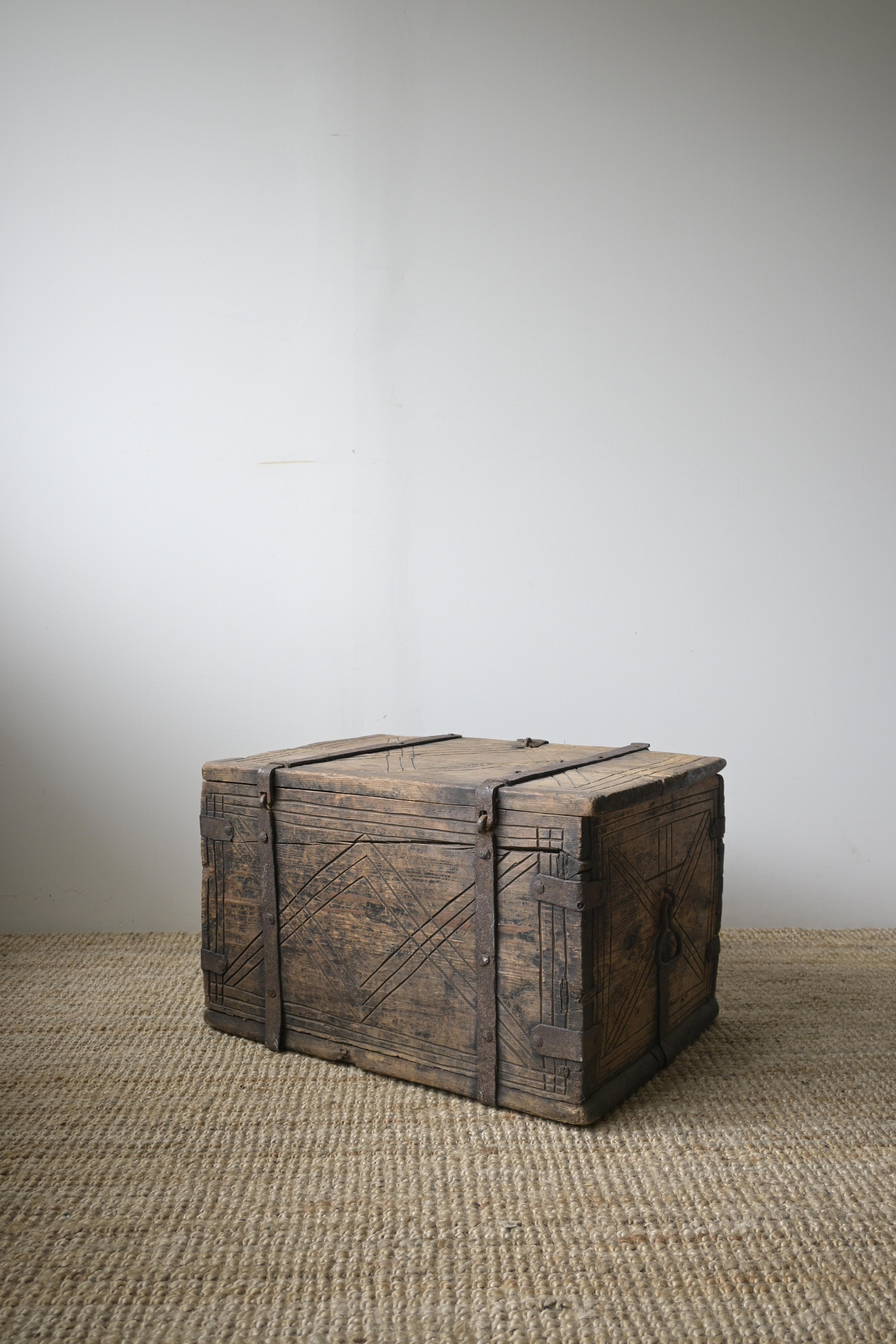 Cassapanca svedese 'Färdkista', 1700-1730 circa, proveniente da Dalarna in vendita 9