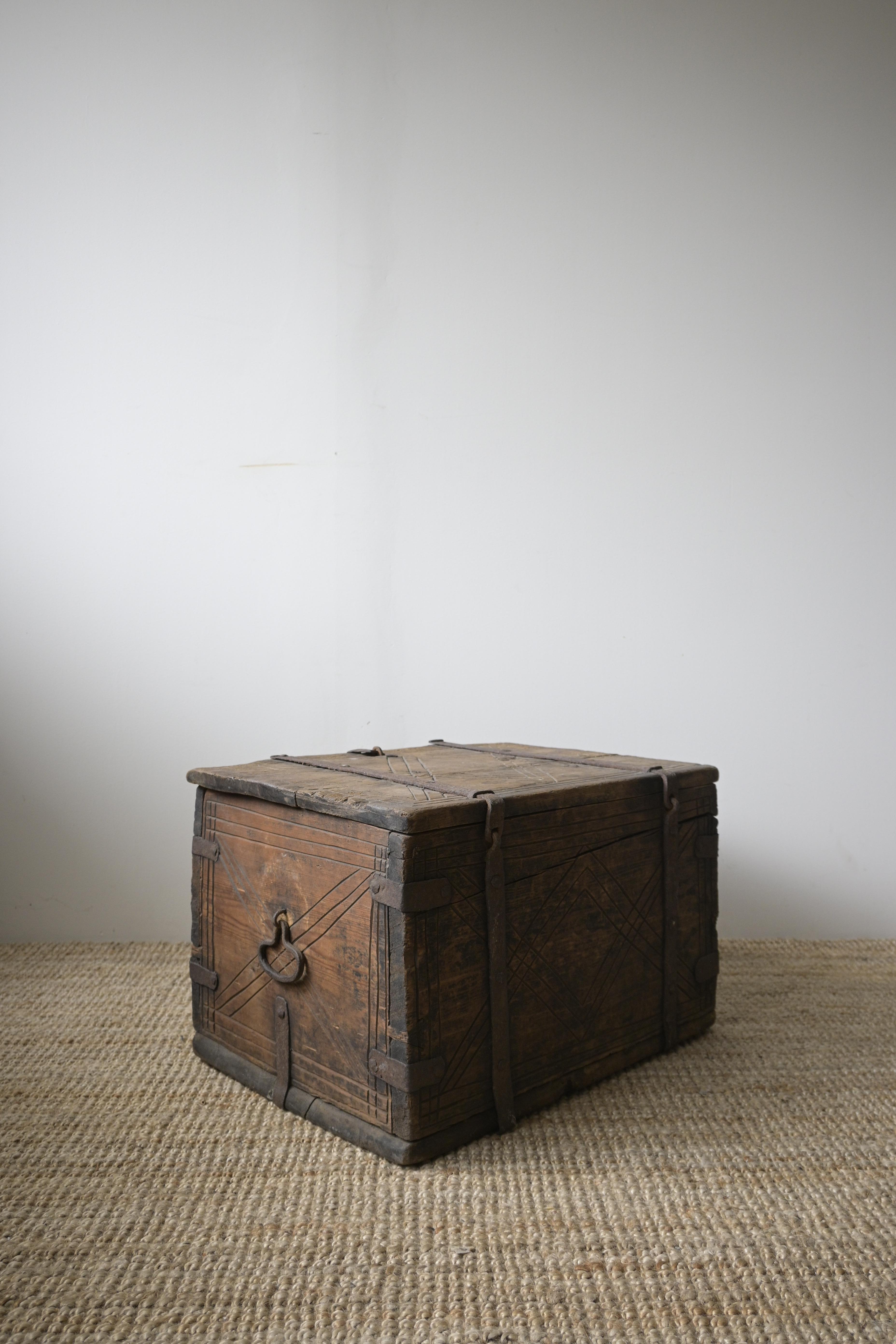 Cassapanca svedese 'Färdkista', 1700-1730 circa, proveniente da Dalarna in vendita 10