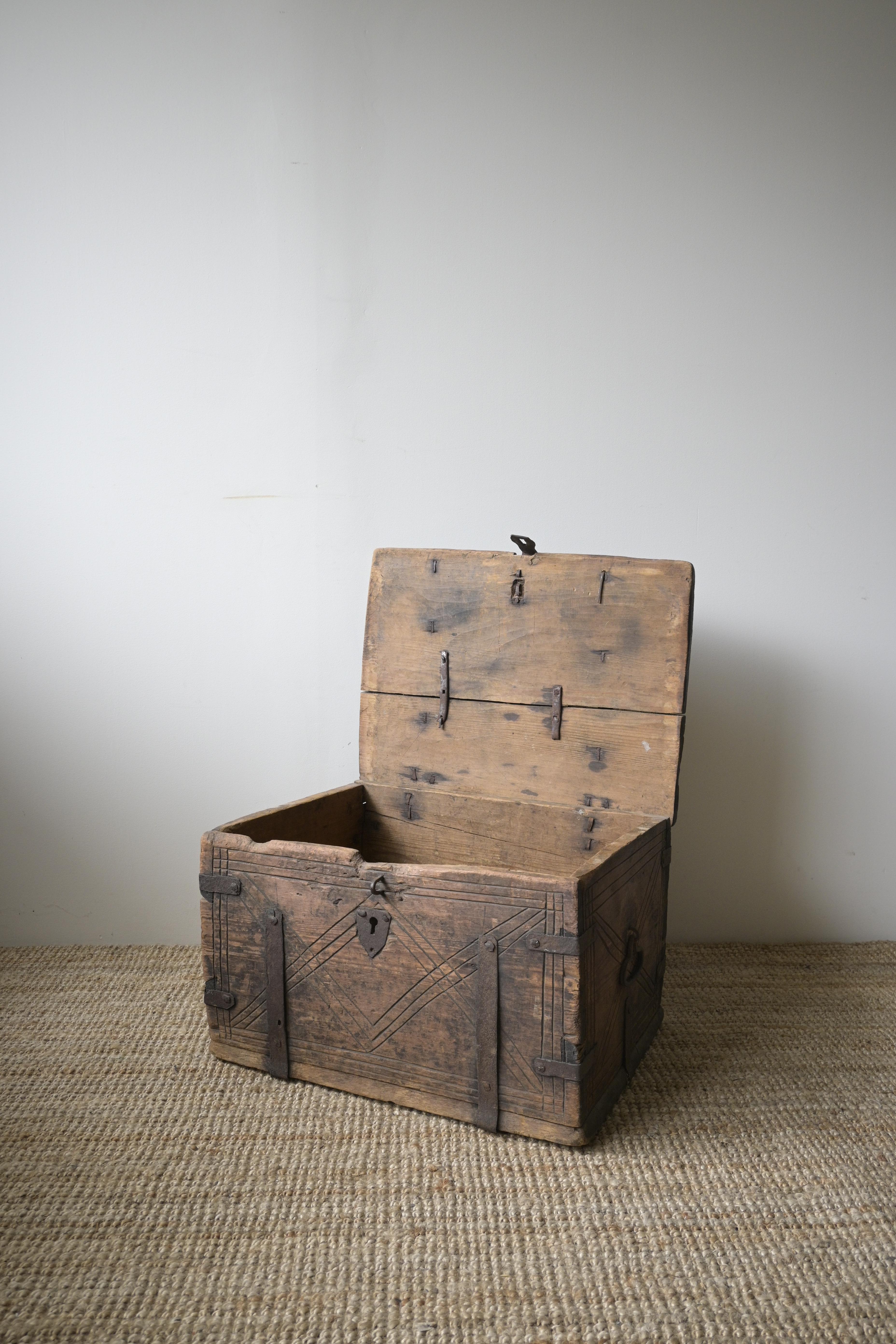 Cassapanca svedese 'Färdkista', 1700-1730 circa, proveniente da Dalarna in vendita 11