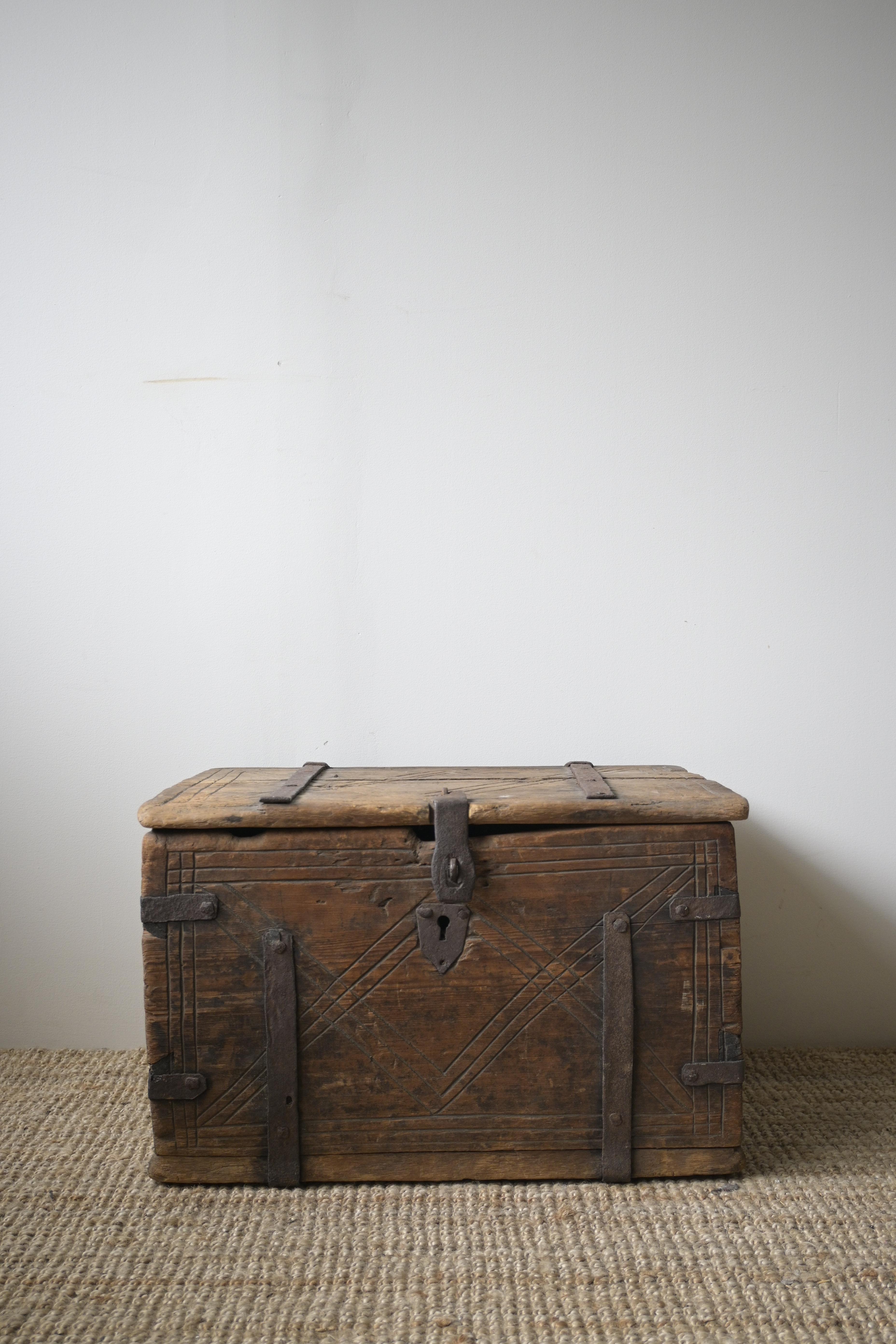 Cassapanca svedese 'Färdkista', 1700-1730 circa, proveniente da Dalarna

Bellissimi modelli intagliati a mano, rinforzati con ferro e dotati di maniglie.
Realizzato in legno di pino con dettagli in ferro.

Altezza: 35 cm/13,7 pollici
Profondità: 42