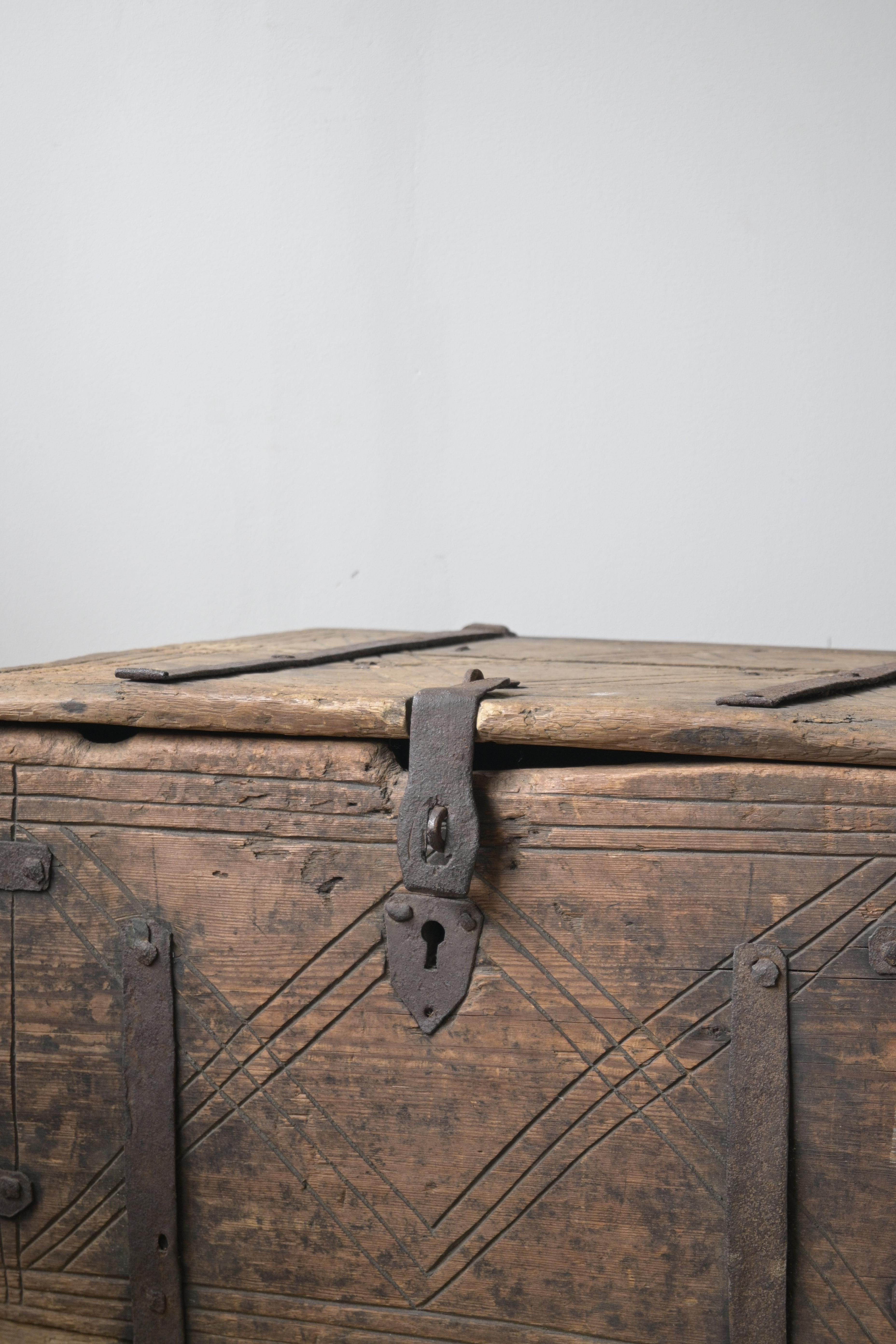 Scandinavo moderno Cassapanca svedese 'Färdkista', 1700-1730 circa, proveniente da Dalarna in vendita