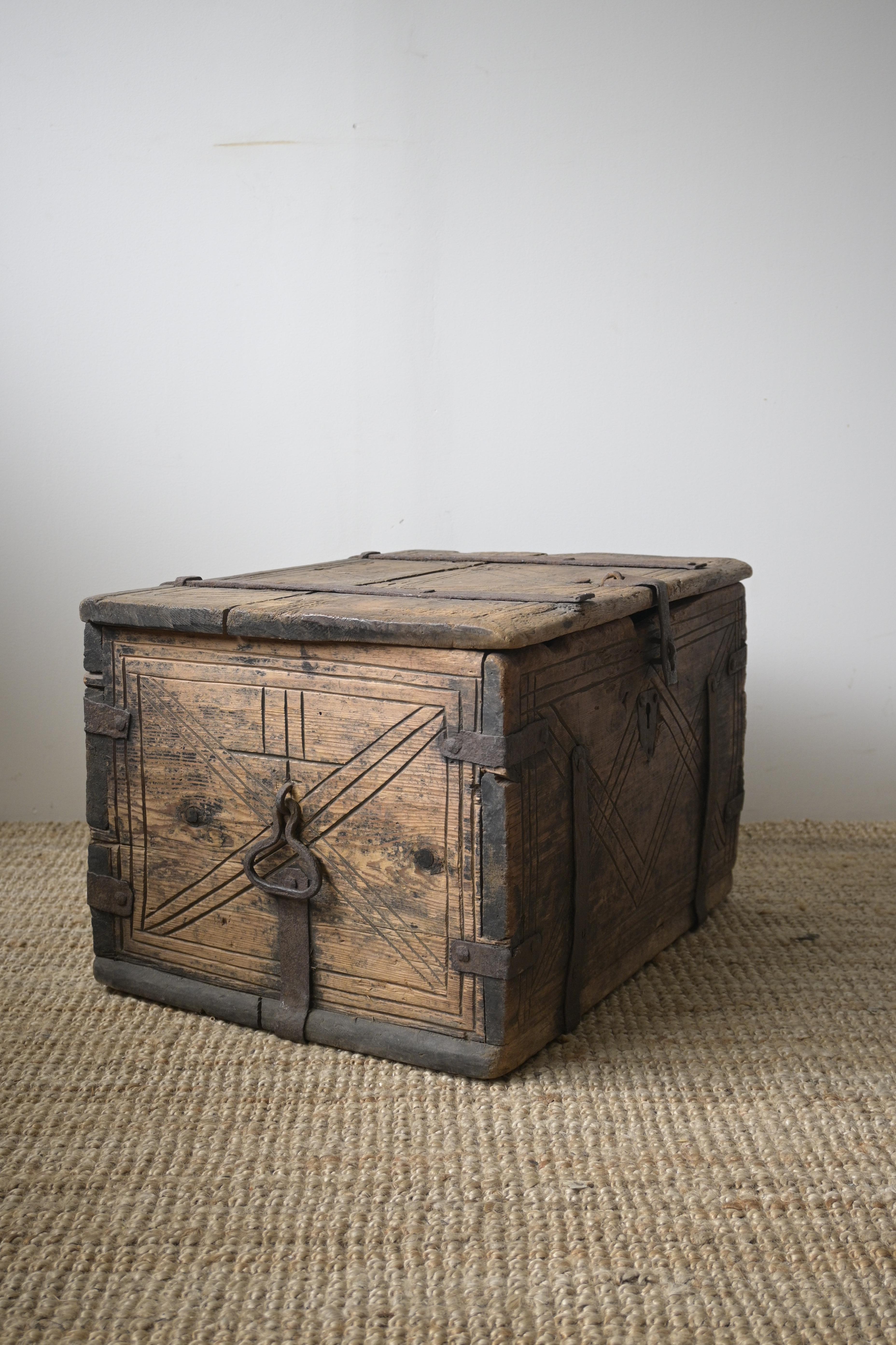 Intagliato a mano Cassapanca svedese 'Färdkista', 1700-1730 circa, proveniente da Dalarna in vendita