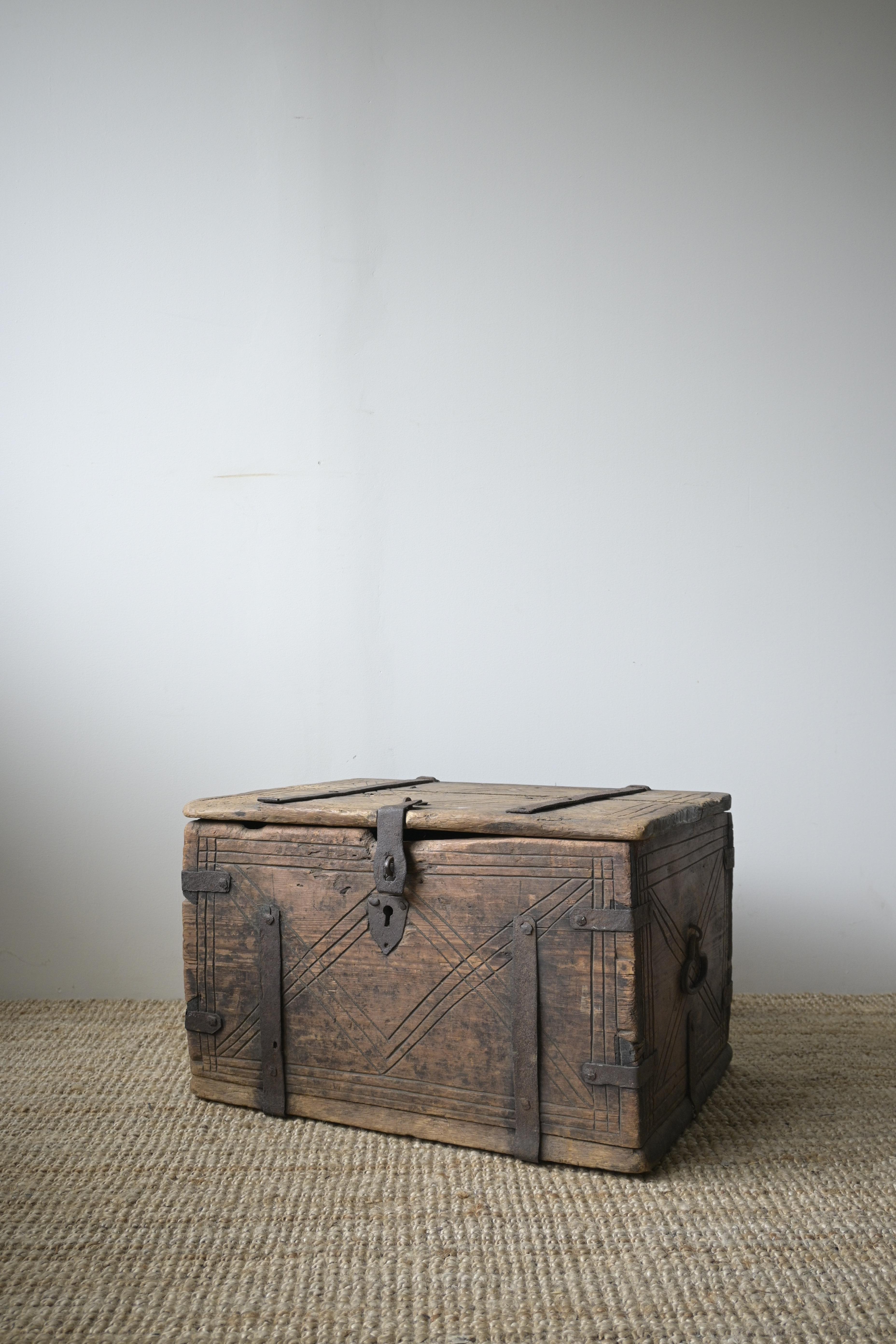 XVIII secolo Cassapanca svedese 'Färdkista', 1700-1730 circa, proveniente da Dalarna in vendita