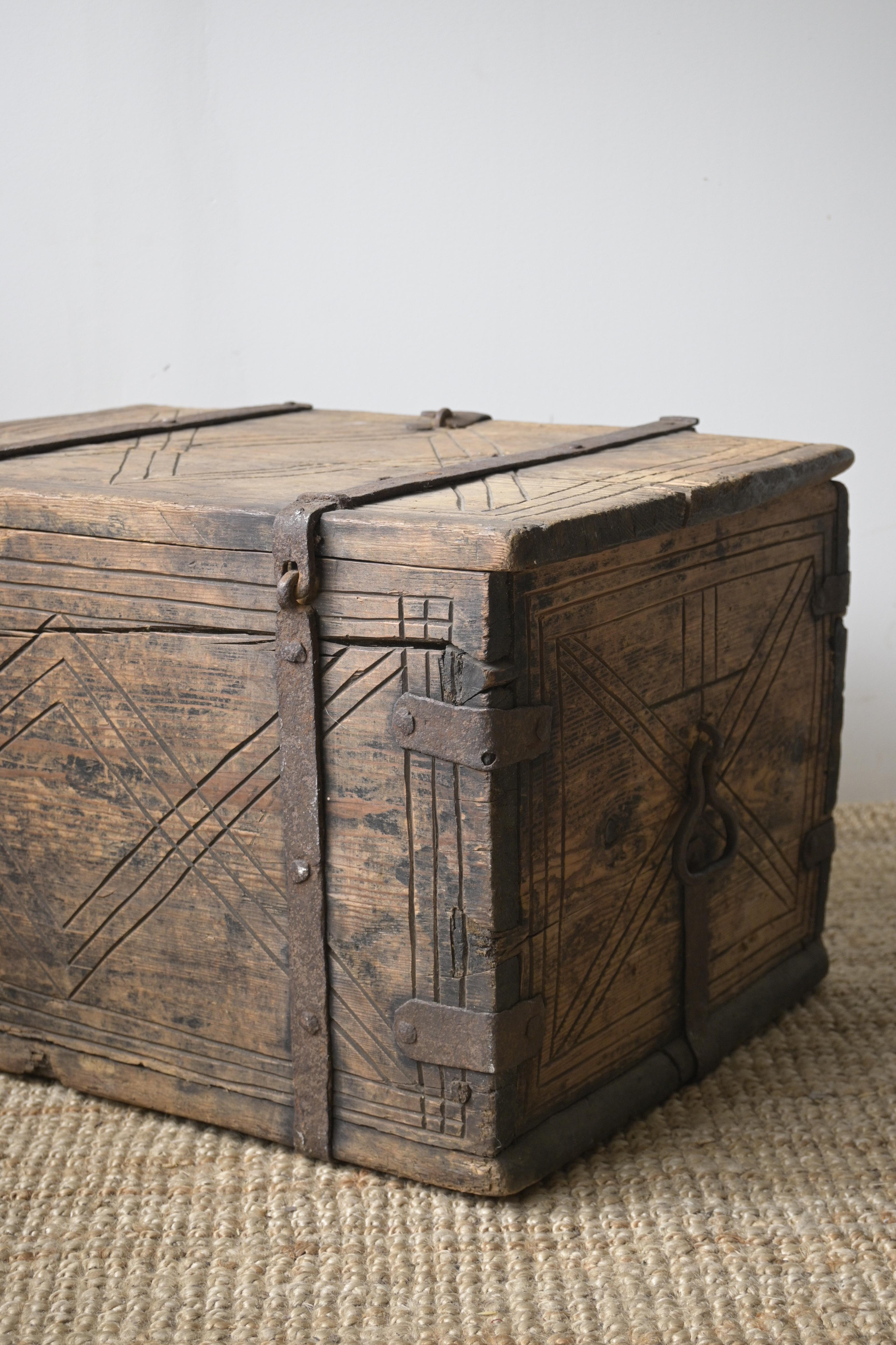 Ferro Cassapanca svedese 'Färdkista', 1700-1730 circa, proveniente da Dalarna in vendita