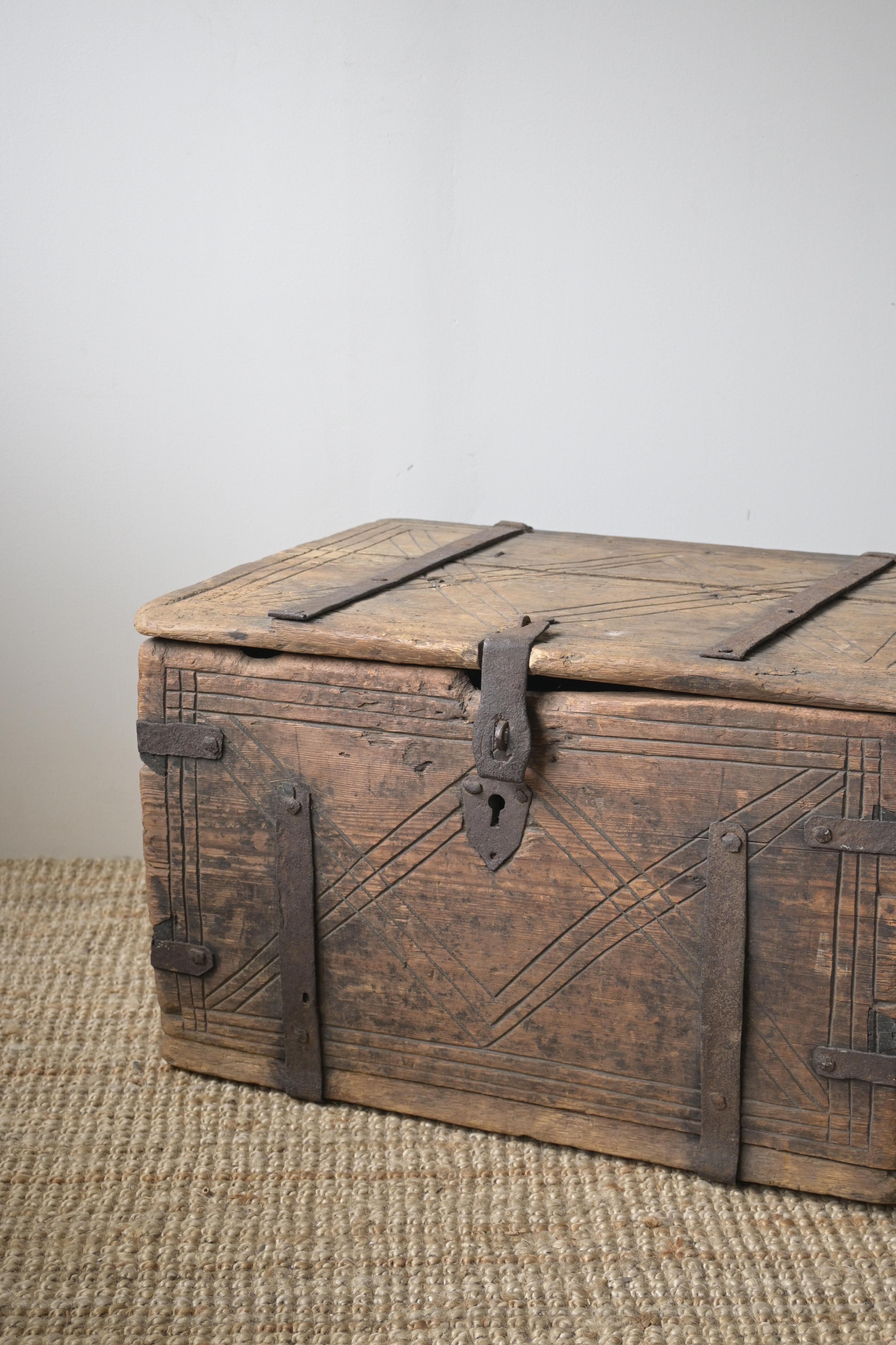 Cassapanca svedese 'Färdkista', 1700-1730 circa, proveniente da Dalarna in vendita 1