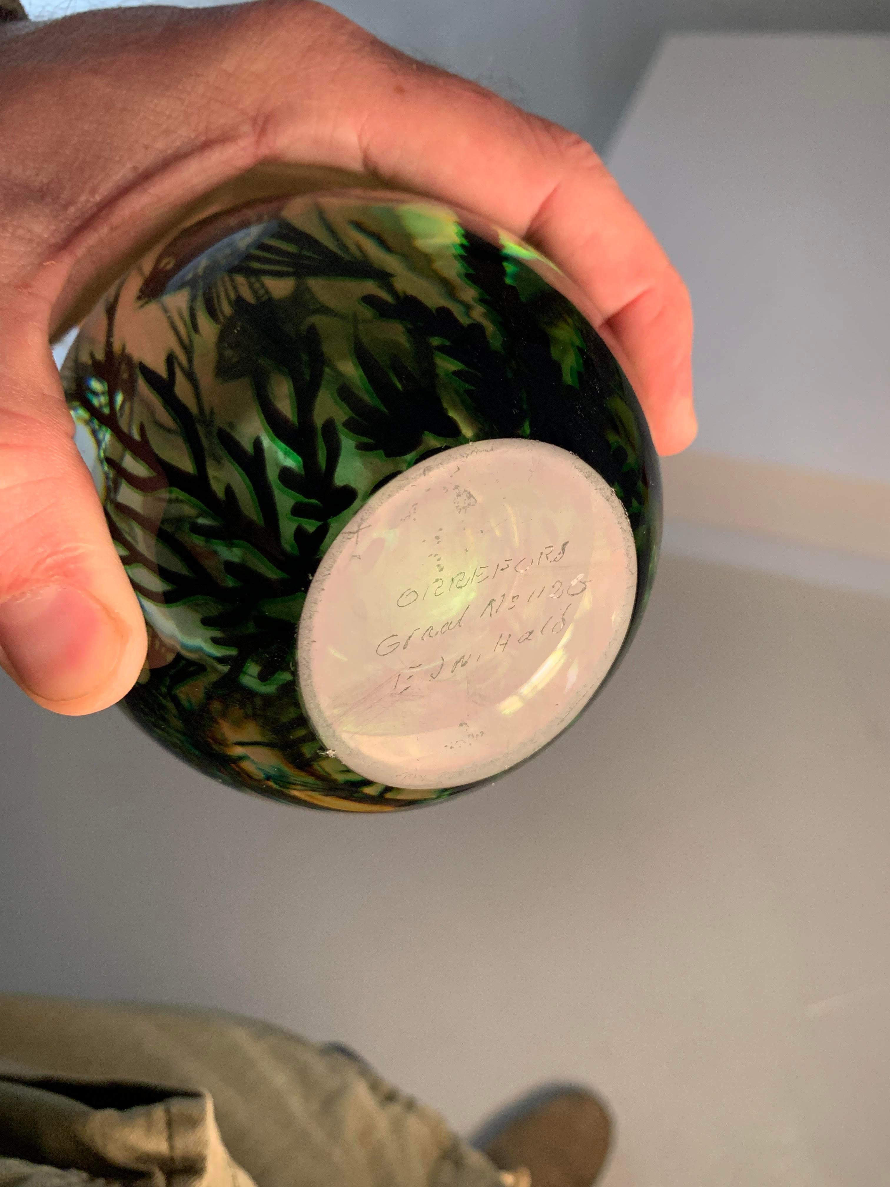 ie schwedische Vase Fiskgraal Green von Edward Hald für Orrefors, die in den 1950er Jahren hergestellt wurde, ist der Inbegriff skandinavischer Glaskunst und besticht durch ihre fesselnde Ausstrahlung und zeitlose Eleganz. Diese exquisite Vase wurde
