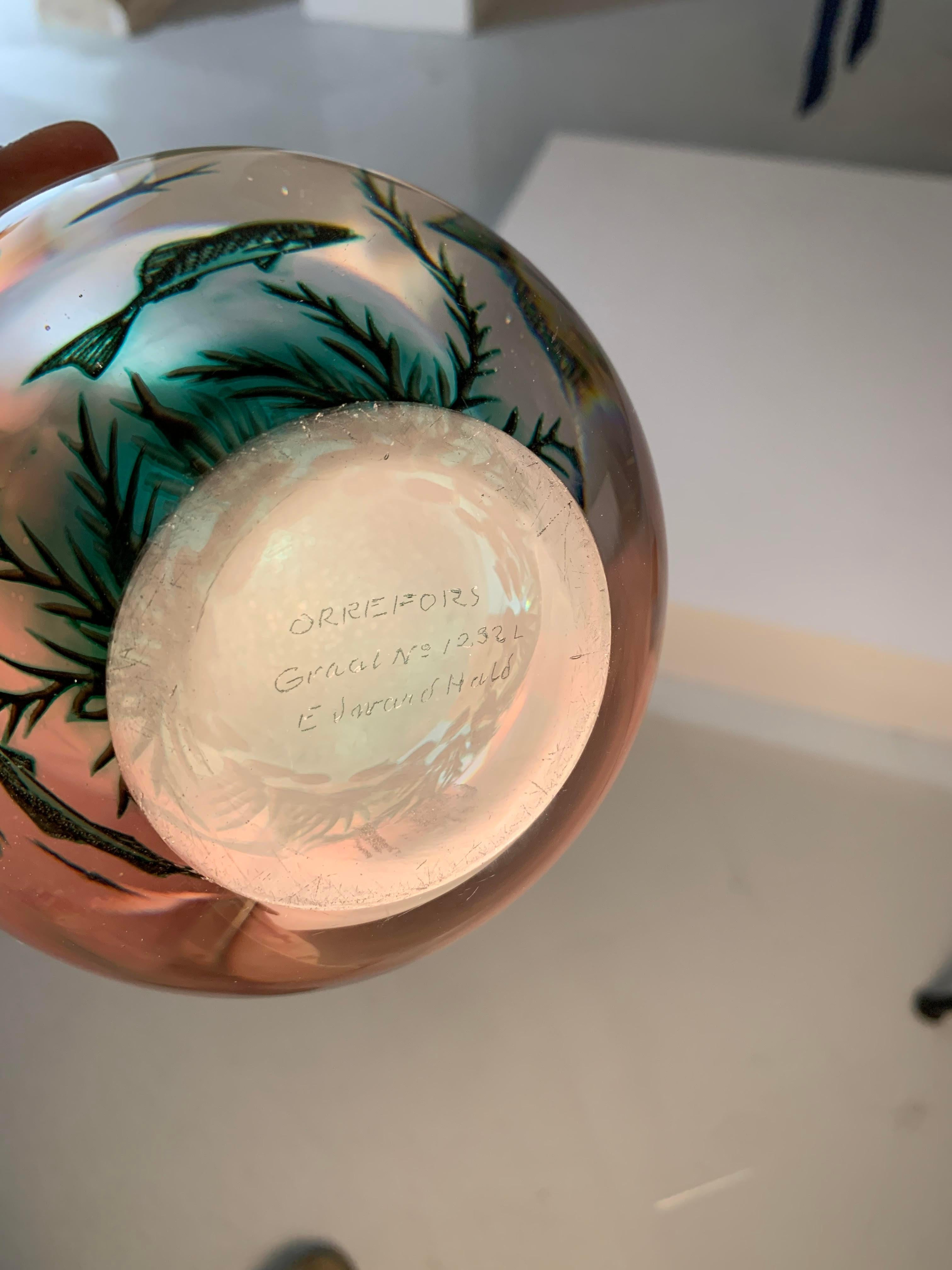 l jarrón sueco Fiskgraal Aquamarine de Edward Hald para Orrefors, de los años 50, es una pieza única de arte y artesanía. Su carácter distintivo reside en el delicado equilibrio entre su exquisito diseño y la innovadora técnica graal empleada en su