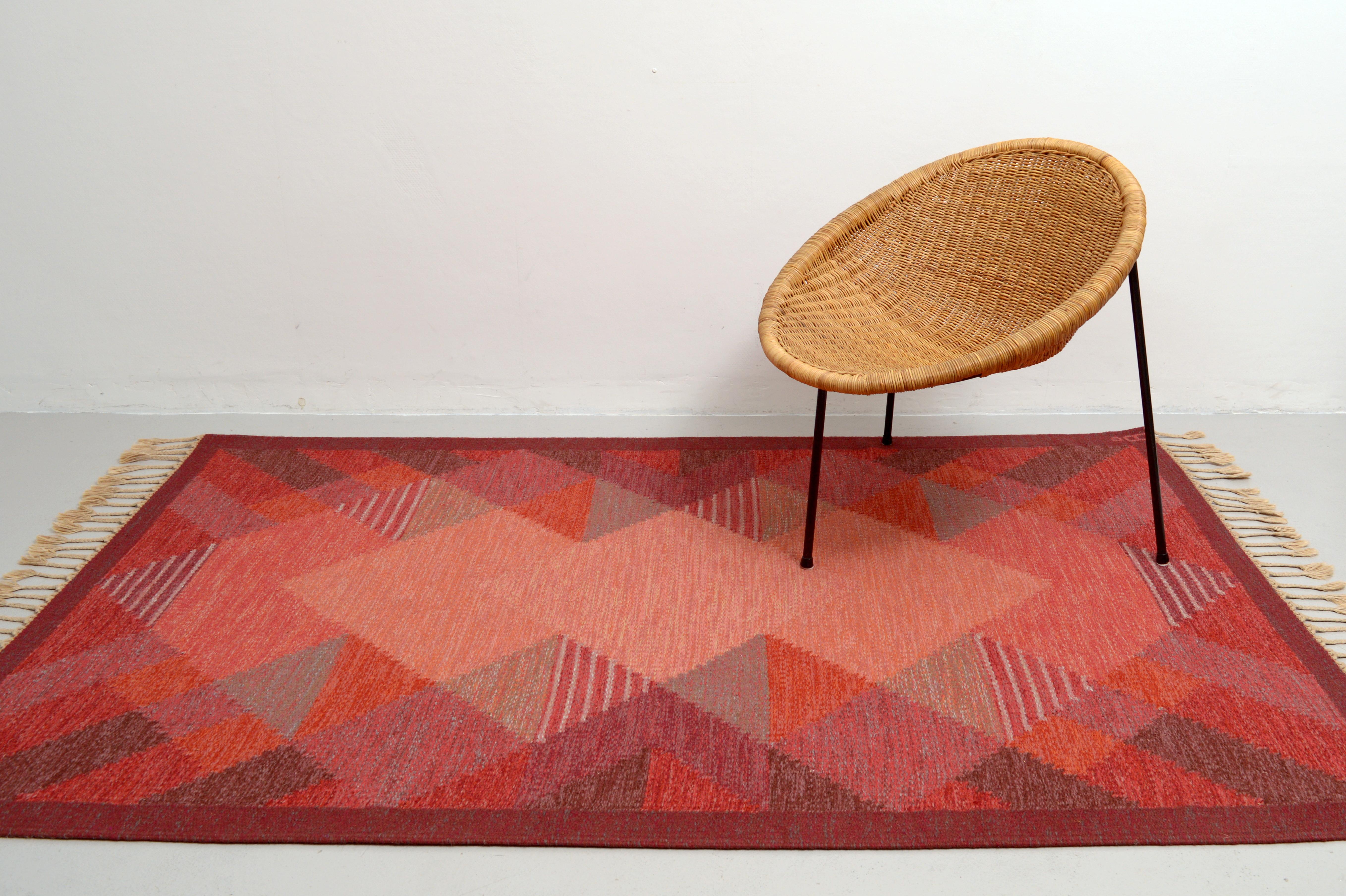This rölakan carpet / kelim rug ”Aniara” was designed by Anna Johanna Ångström during the 1960s. This excellent example with fields in different shades of red, purple, pink and brown was woven in wool and signed ”Å” to the right hand corner.