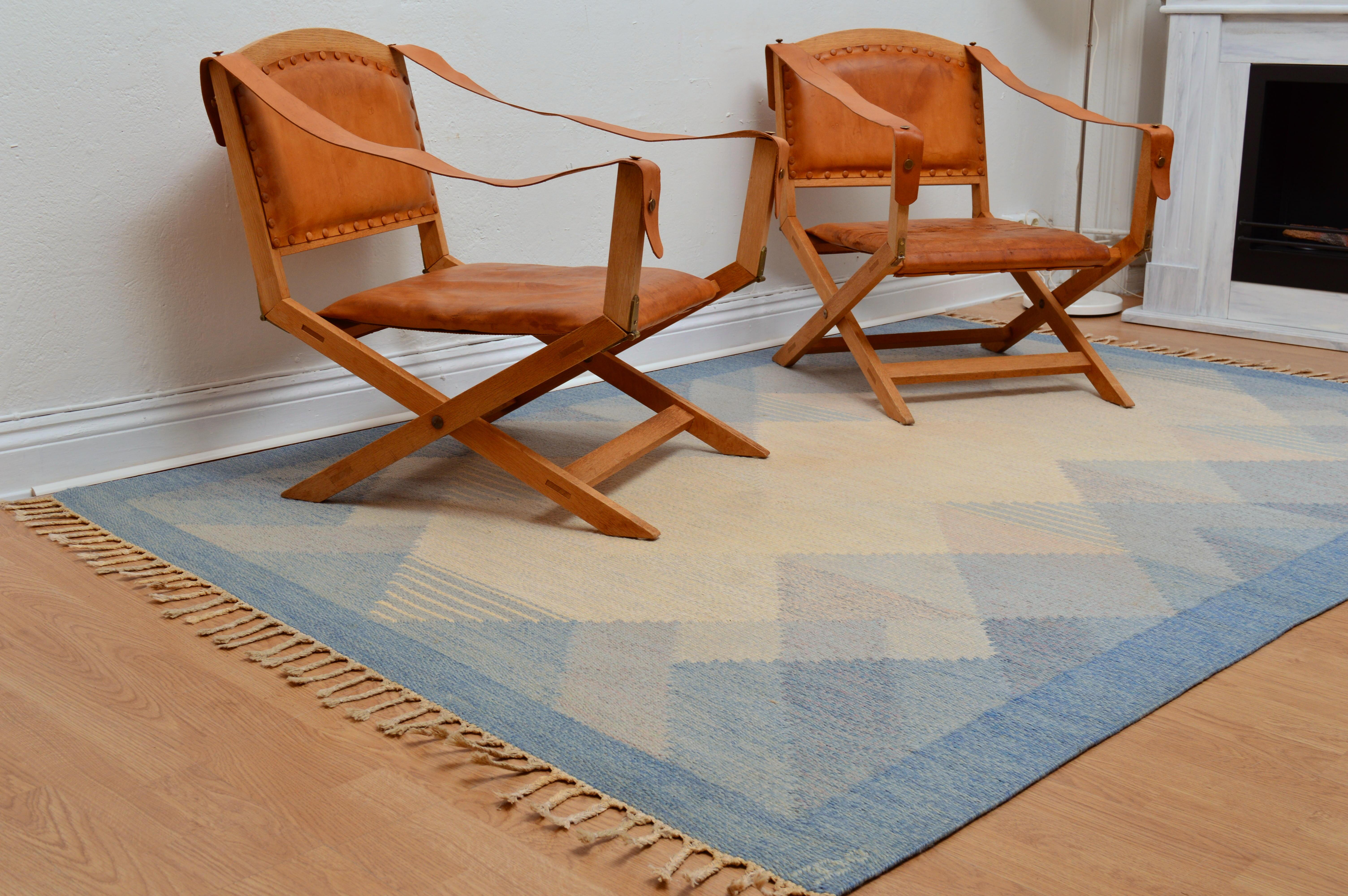 This rölakan carpet / kelim rug ”Aniara” was designed by Anna Johanna Ångström during the 1960s. This excellent example with mainly different shades of blue and beige was woven in wool and signed ”Å” to the right hand corner. Fringes in a good