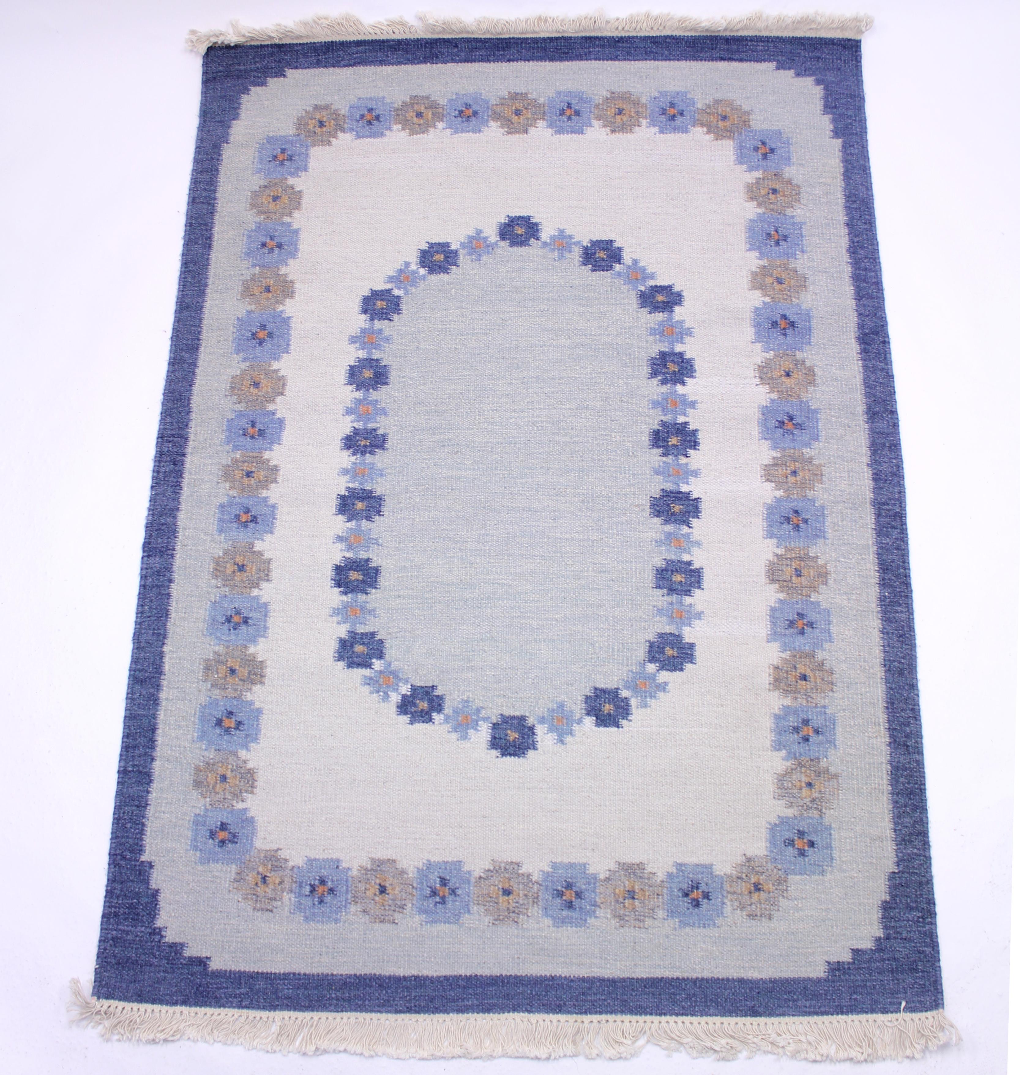 Swedish flat weave Röllakan carpet from the 1950s by unknown designer. Main colours are blue and white with a dose of brown. Newly cleaned by a professional carpet cleaning company. Very good vintage condition with minimal ware consistent with age