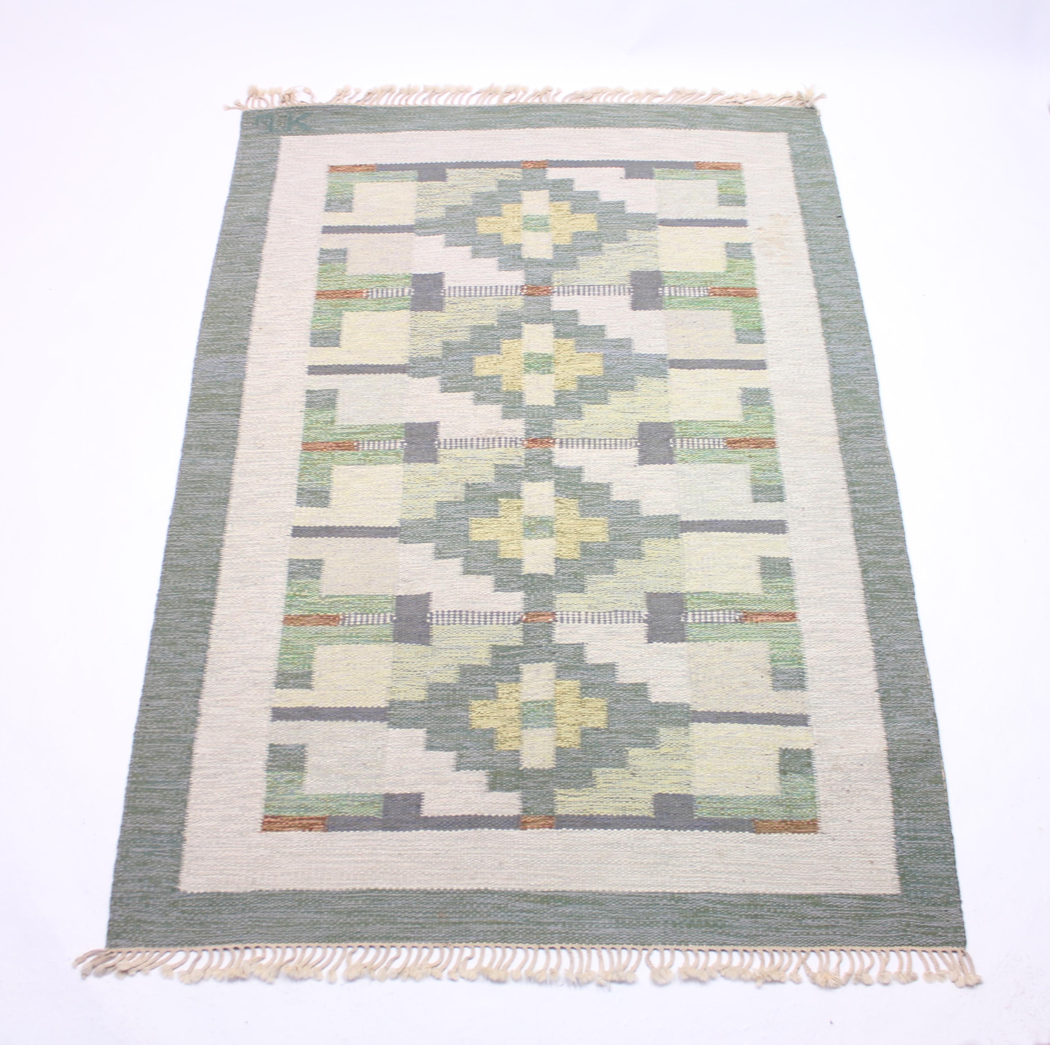 Swedish flat weave Röllakan carpet from the 1950s by unknown designer. Main colours are green and white with a dose of grey. Newly cleaned by a professional carpet cleaning company. Very good vintage condition with minimal ware consistent with age