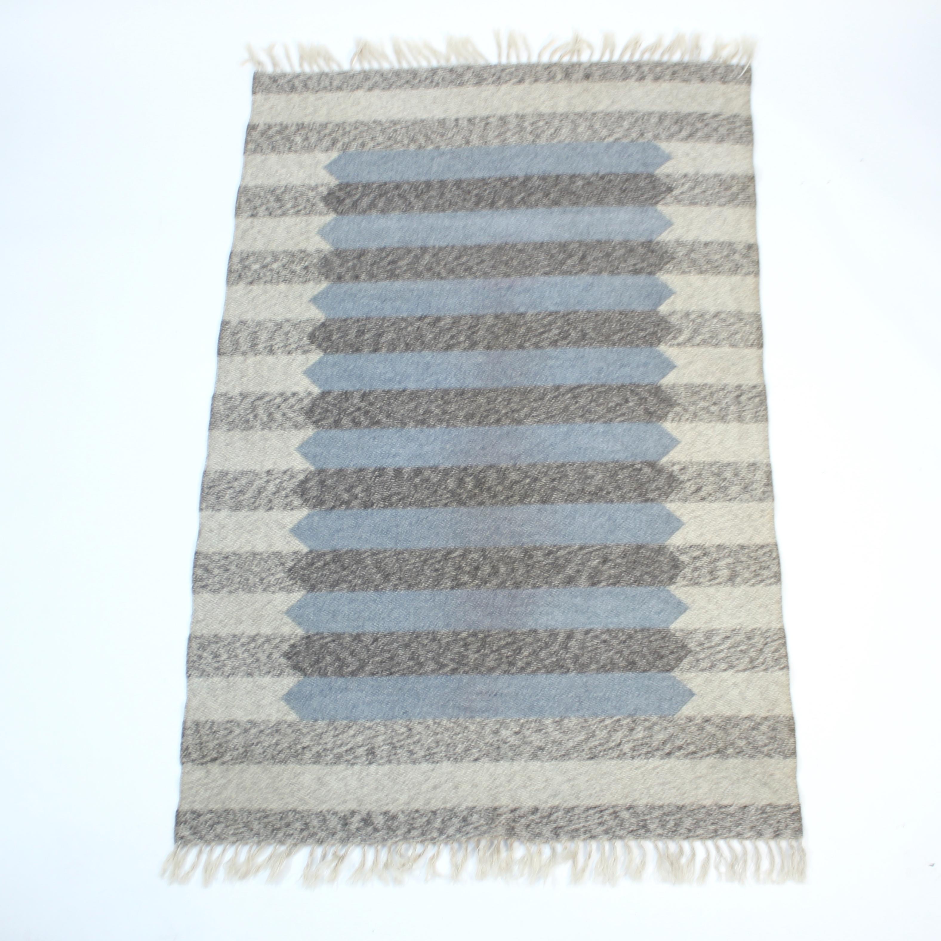 Tappeto svedese a trama piatta Röllakan degli anni '1960 di designer sconosciuto. I colori principali sono grigio/beige/blu in diverse tonalità. Il motivo consiste in una base a strisce di colore beige e grigio con un quadrato centrale blu e grigio.