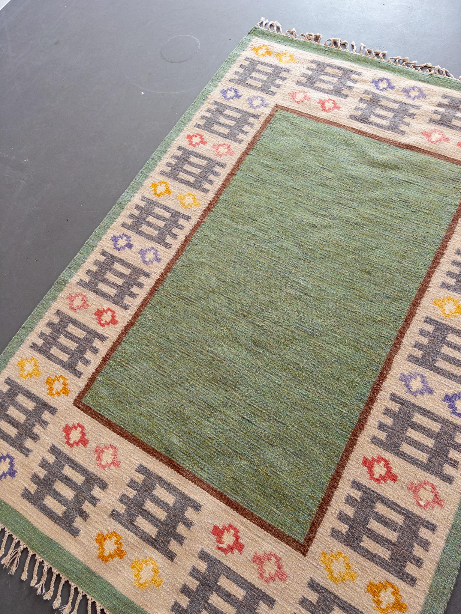 Scandinave moderne Tapis suédois à tissage plat d'Anna Wengholm, années 1950 - Rölakan tissé à la main en vert et en blanc en vente